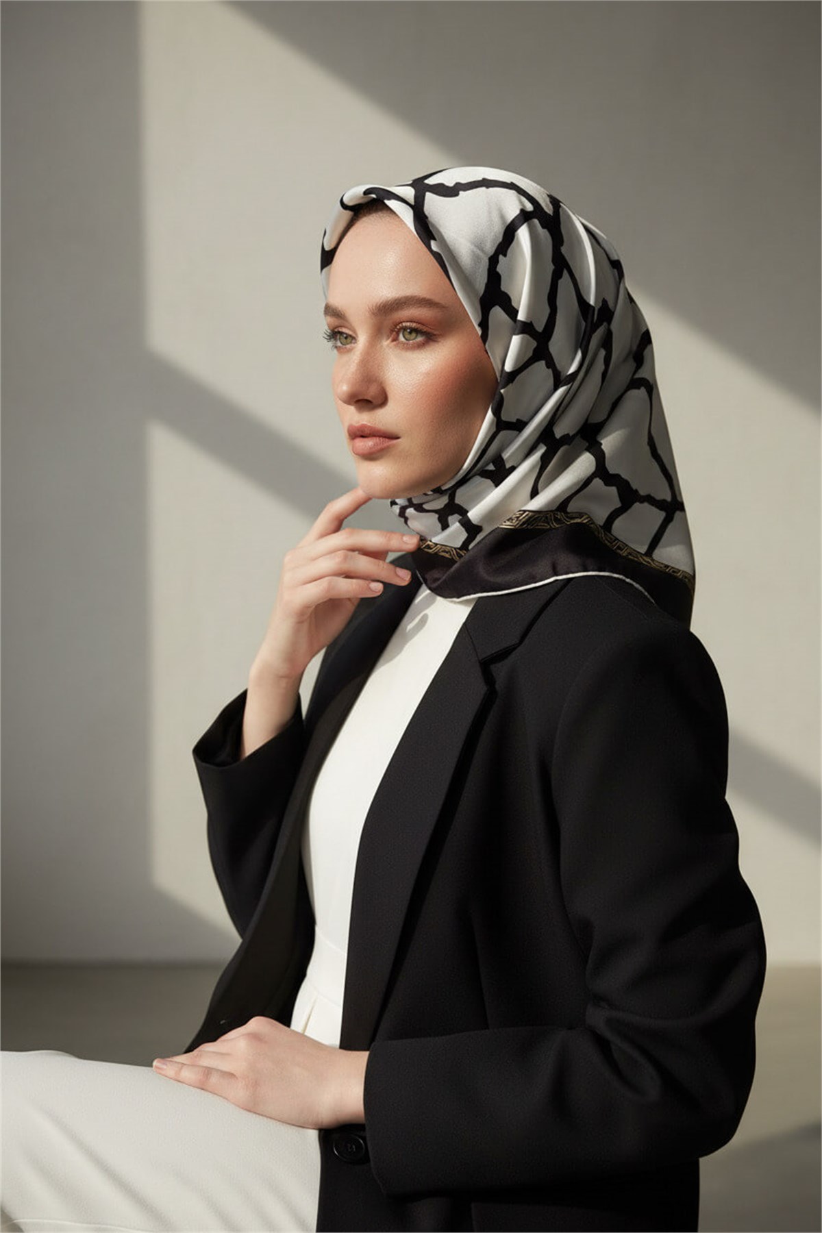 %100 Twill Taş Desenli Krem - Siyah Renkli 90x90 Eşarp Dikim Şekli: El Dikişi