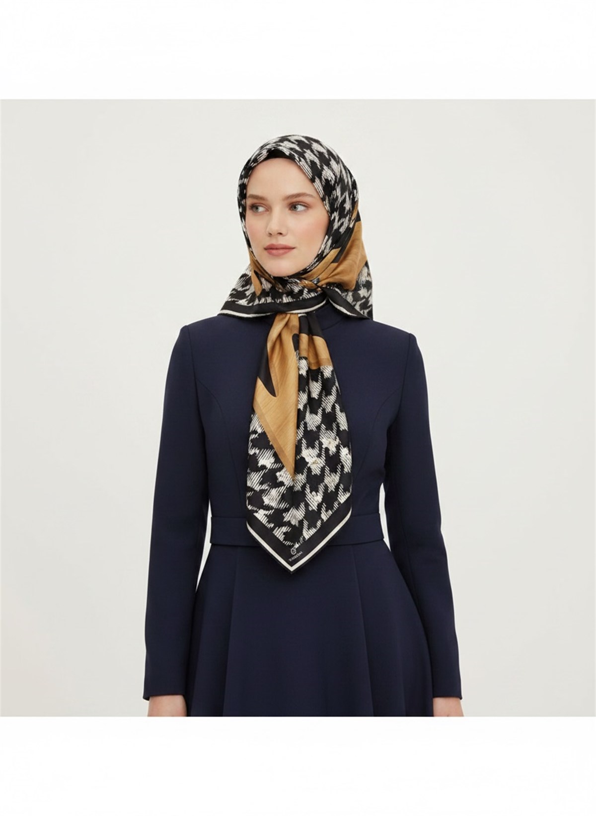 %100 Twill İpek Kazayağı Desenli Gold - Siyah Renkli 90x90 Eşarp Kenar Dikiş Şekli El Dikişli