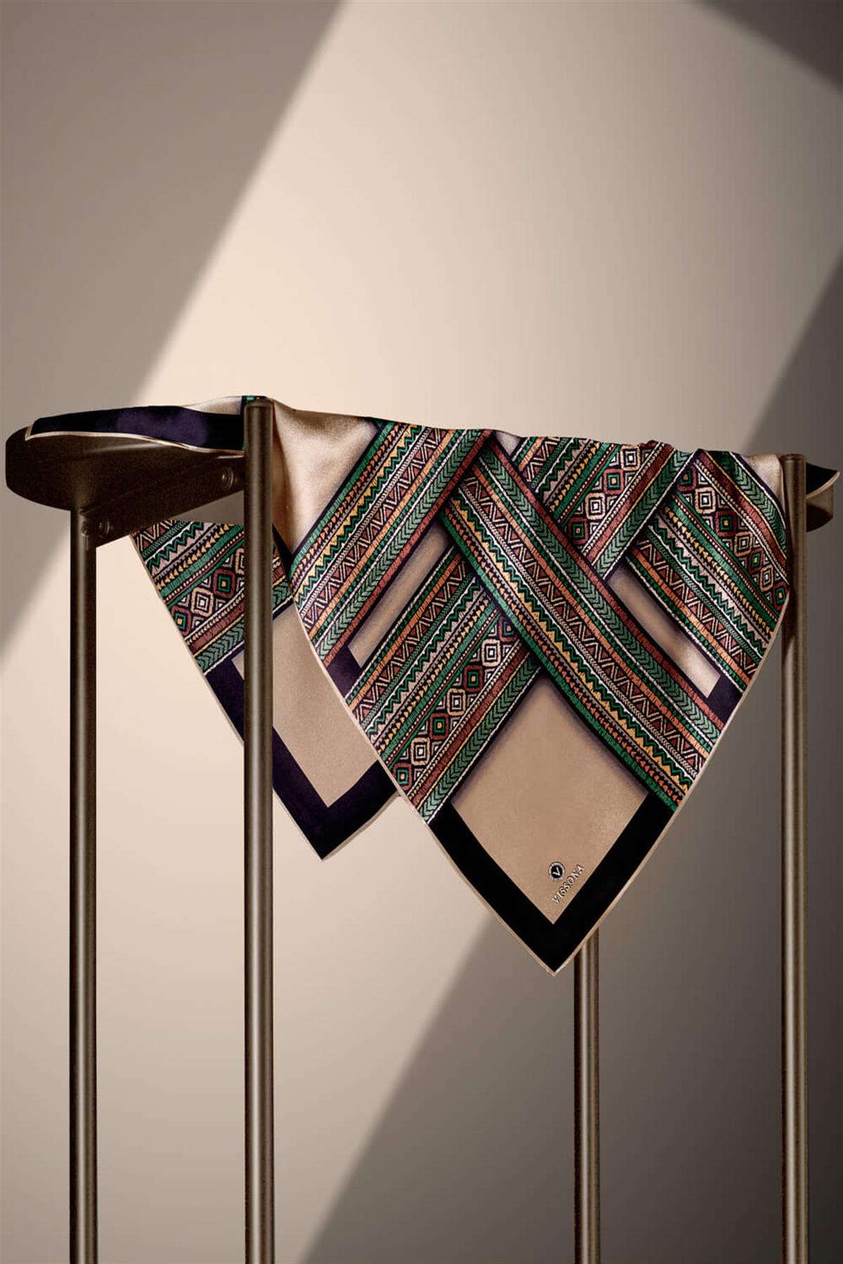 %100 Twill İpek Etnik Desenli Bej - Zümrüt Yeşili Renkli 90x90 Eşarp Dikim Şekli : El Dikişi