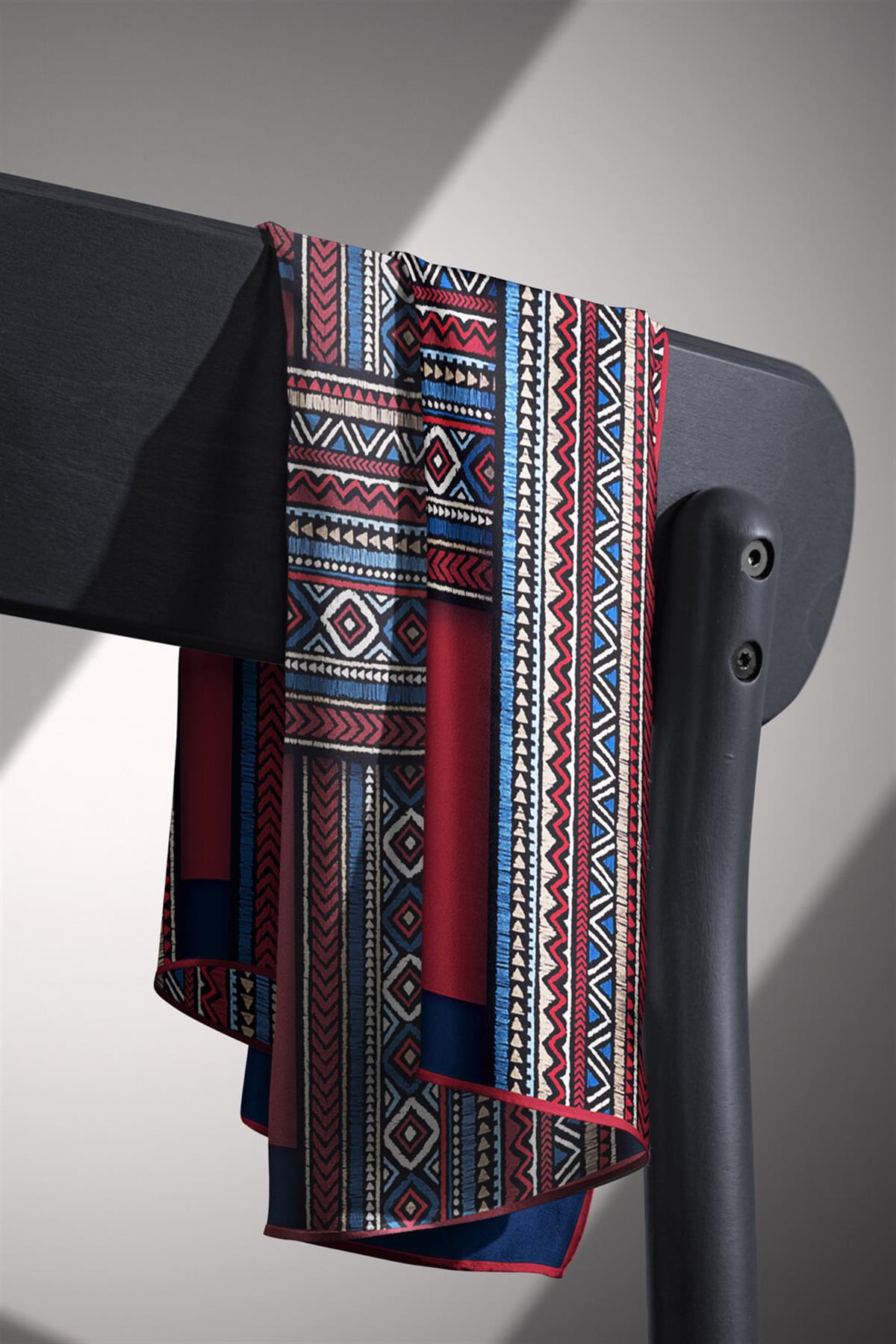 %100 Twill İpek Etnik Desenli Lacivert - Bordo  Renkli 90x90 Eşarp Dikim Şekli : El Dikişi