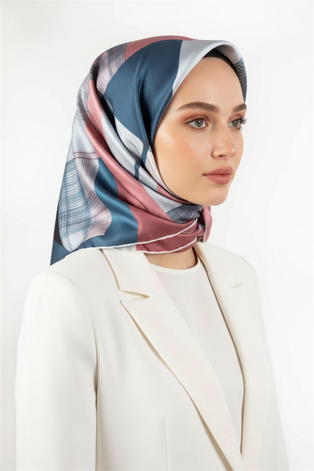 Twill Geometrik Desenli Pudra Renkli 90x90 Eşarp (İpek İçermez) Kenar Dikiş Şekli El Dikişli