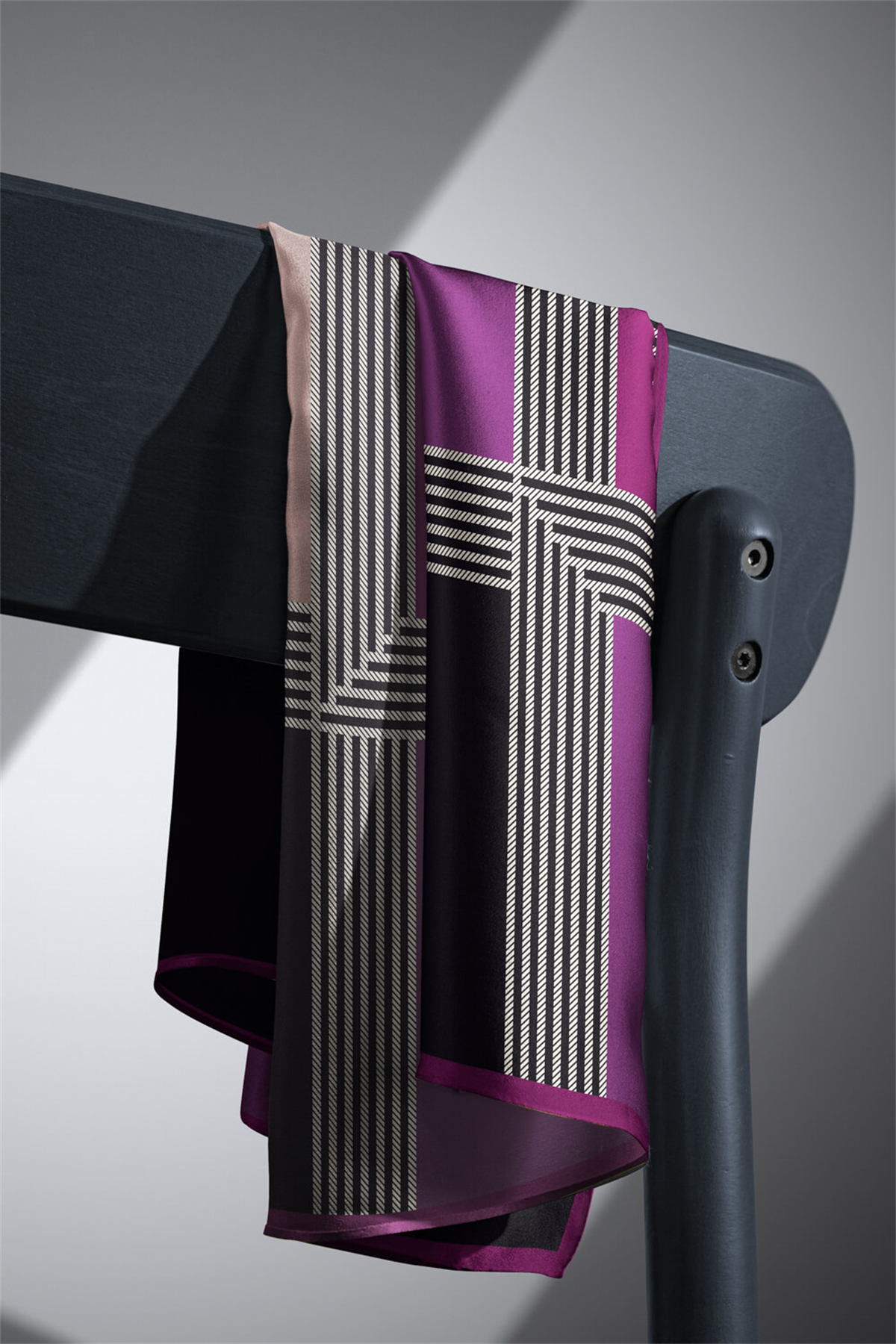 %100 Twill İpek Geometrik Desenli Mürdüm Renkli 90x90 Eşarp Dikim Şekli : El Dikişi