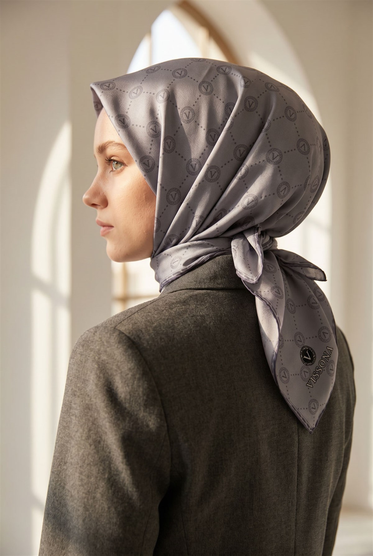 %100 Twill İpek Monogram Desenli Füme Renkli 90x90 Eşarp Dikim Şekli : El Dikişi