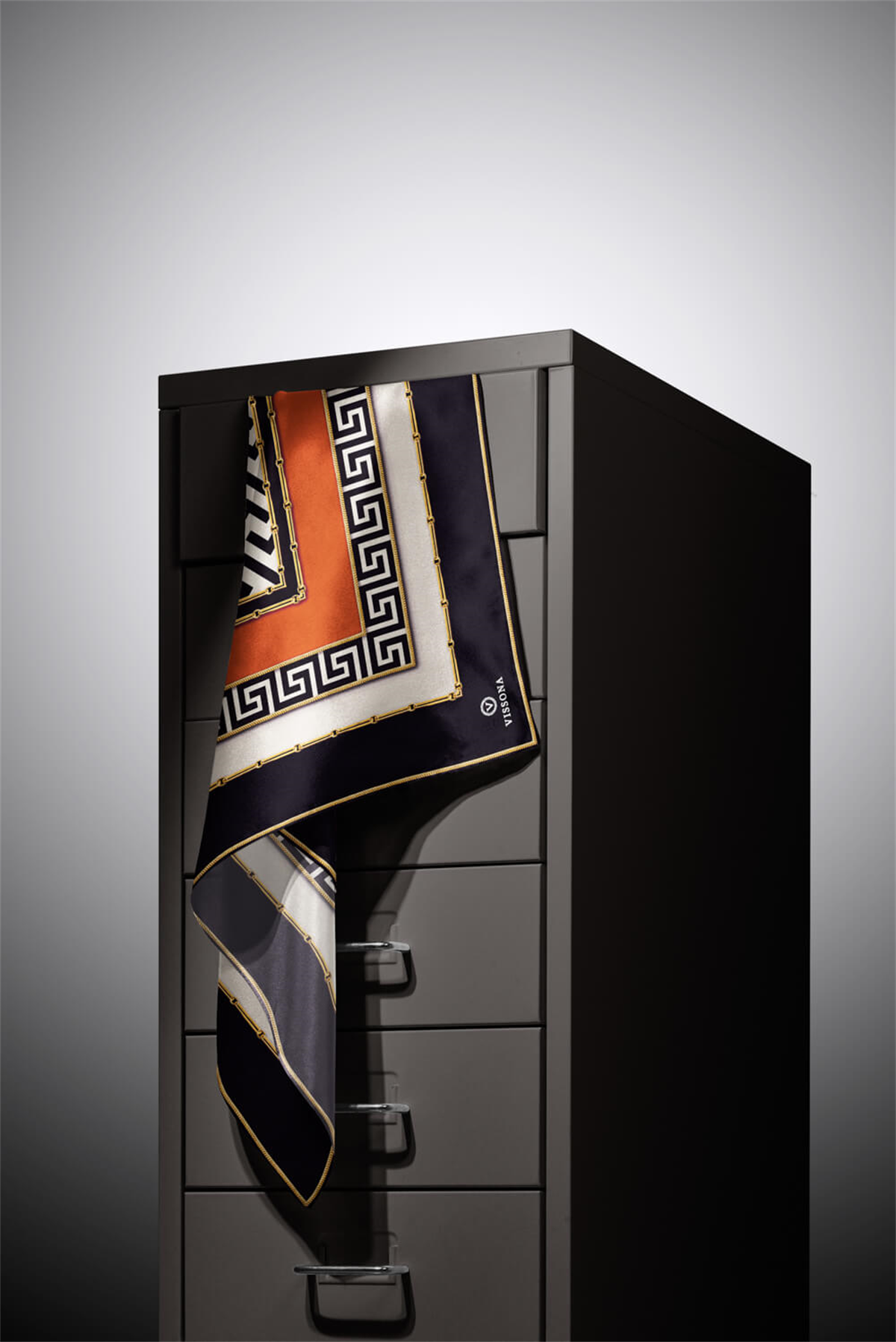 % 57 İPEK % 43 VİSKON Twill İpek Labirent Ve Geometrik Desenli Taba - Siyah Renkli 90x90 Eşarp Dikim Şekli : El Dikişi