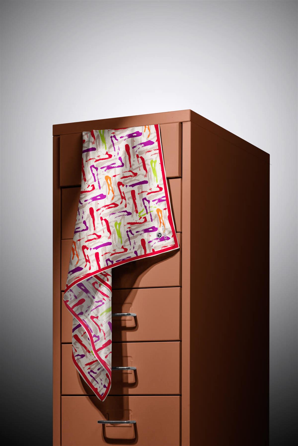 %100 Twill İpek Geometrik Desenli Kırmızı- Mürdüm Renkli 90x90 Eşarp Dikim Şekli : El Dikişi