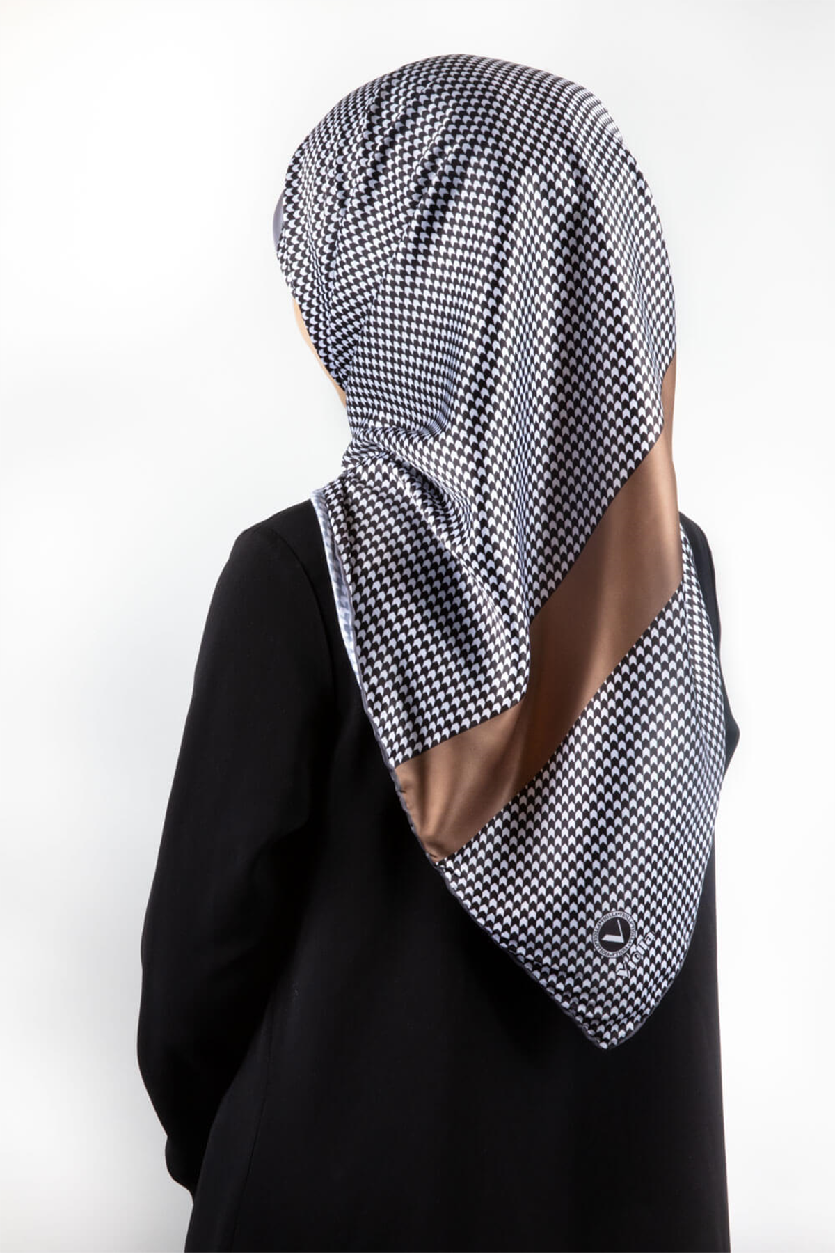 Twill Kazayaklı Şerit Desenli Gümüş Renkli 90x90 Eşarp (İpek İçermez) Dikim Şekli : El Dikişi