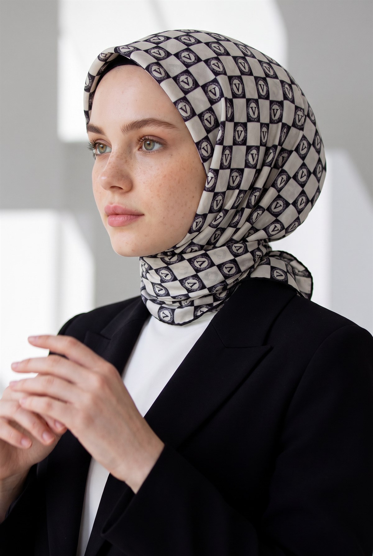 %100 Twill İpek Monogram Desenli Siyah - Krem Renkli 90x90 Eşarp Dikim Şekli : El Dikişi