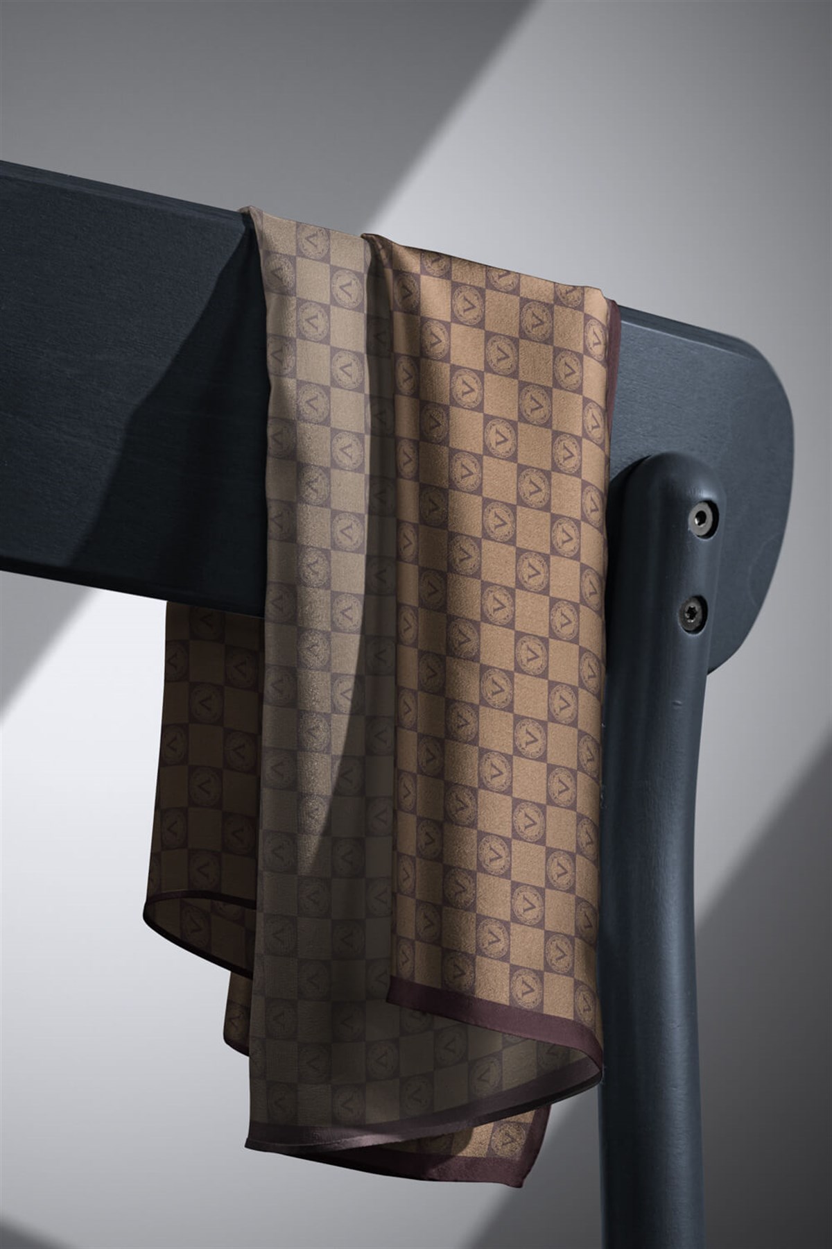 %100 Twill İpek Monogram Desenli Sütlü Kahve Renkli 90x90 Eşarp Dikim Şekli : El Dikişi