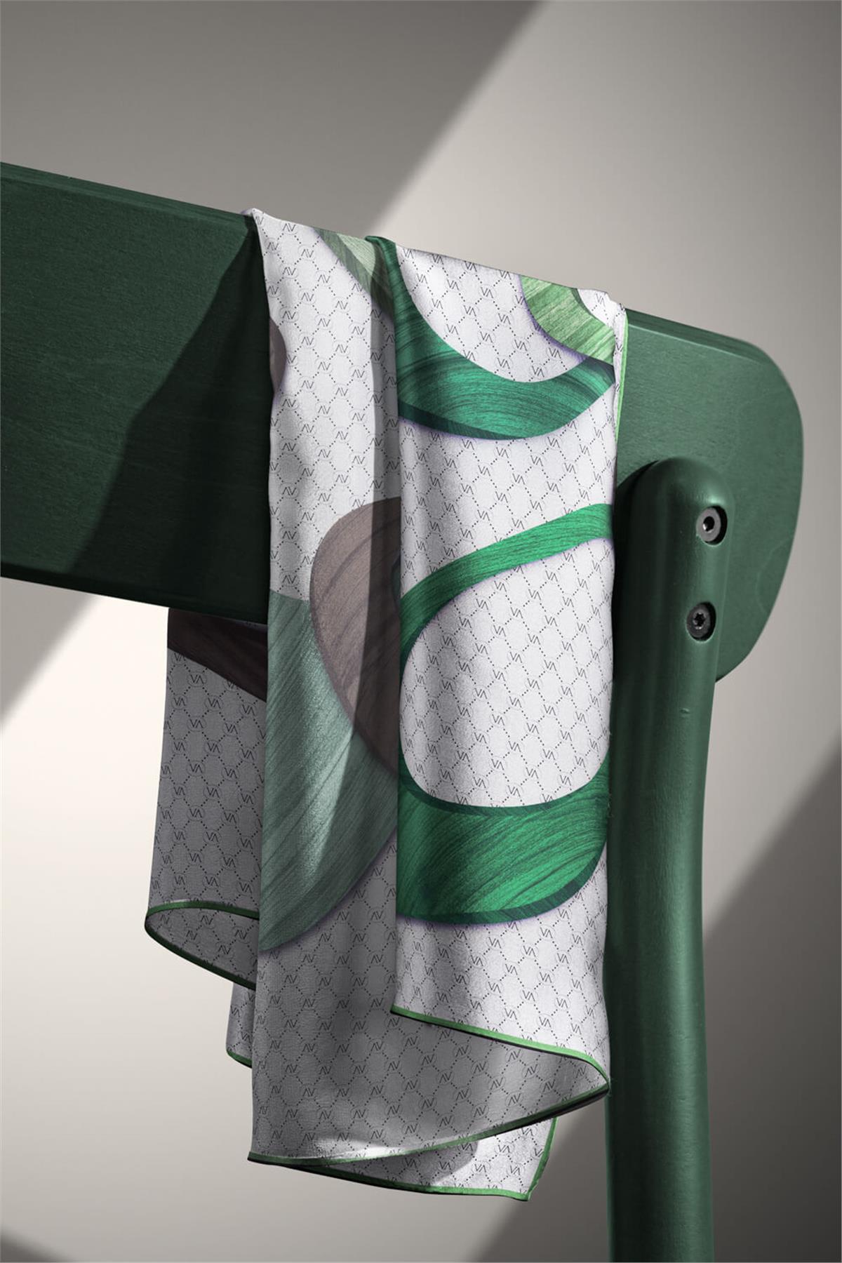 100% Twill Geometrik Halka Desenli Zümrüt Yeşili - Kahverengi  Renkli 90x90 Dikim Şekli : El Dikişi Eşarp