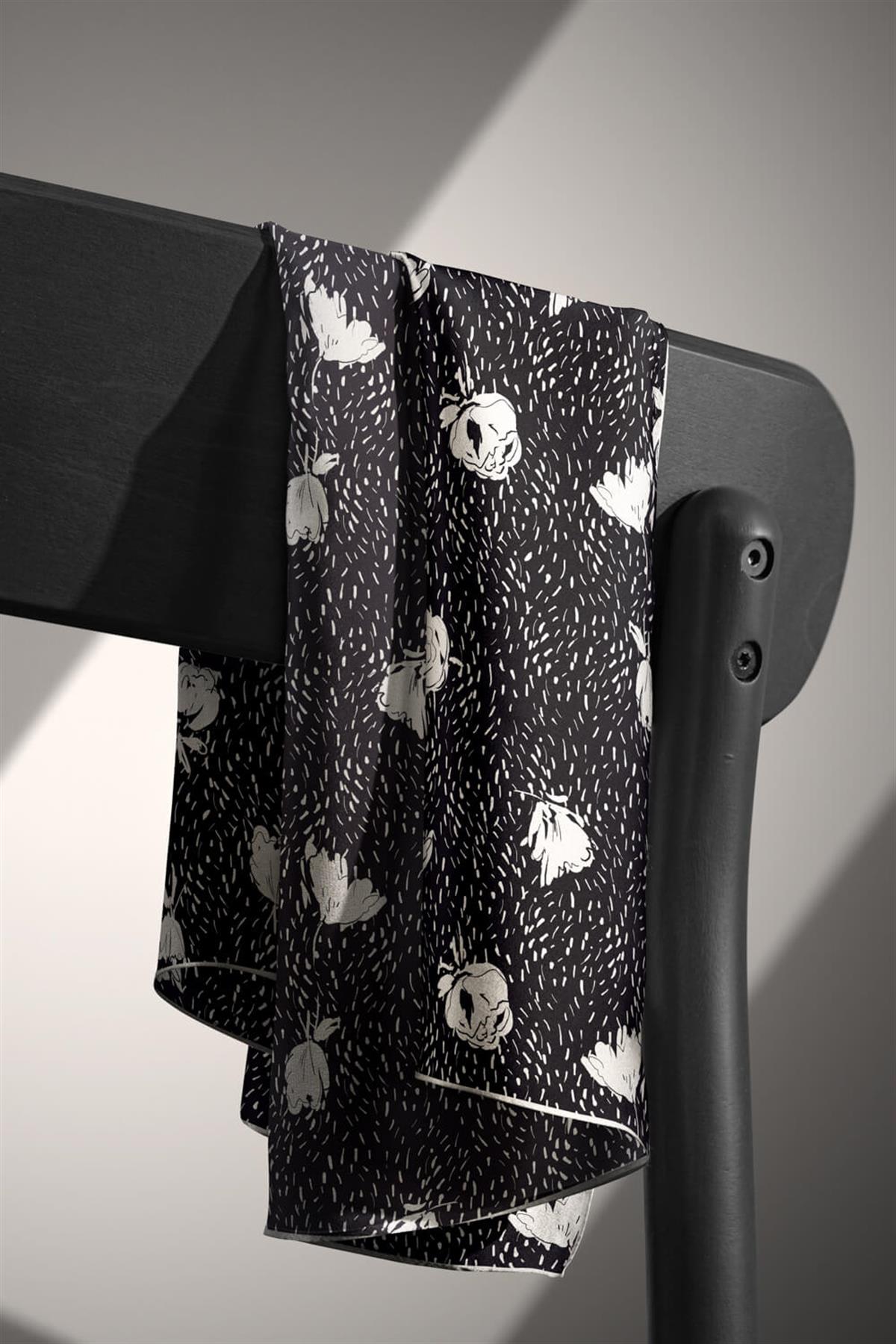 %100 Twill İpek Çıtır Çiçek Desenli Siyah - Krem Renkli 90x90 Eşarp Dikim Şekli : El Dikişi