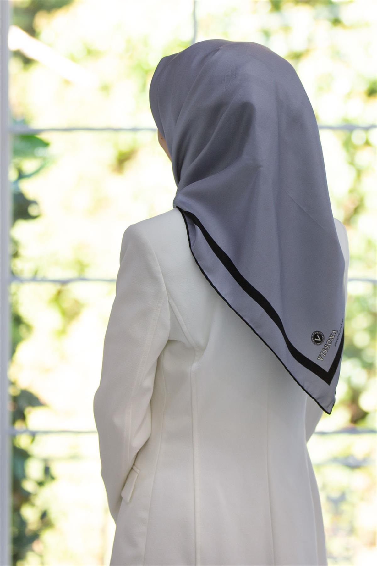 100% Twill İpek Düz Renk Bordür Desenli Gri Siyah Renkli Daha Tok Exclusive Serisi 90x90 Dikim Şekli : El Dikişi Eşarp