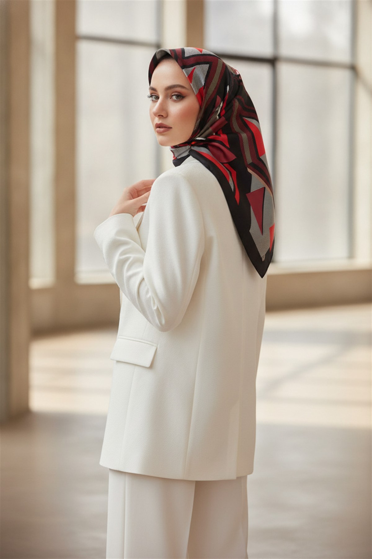 % 57 İPEK % 43 VİSKON Twill İpek Geometrik Desenli Bordo - Siyah Renkli 90x90 Eşarp Dikim Şekli : El Dikişi