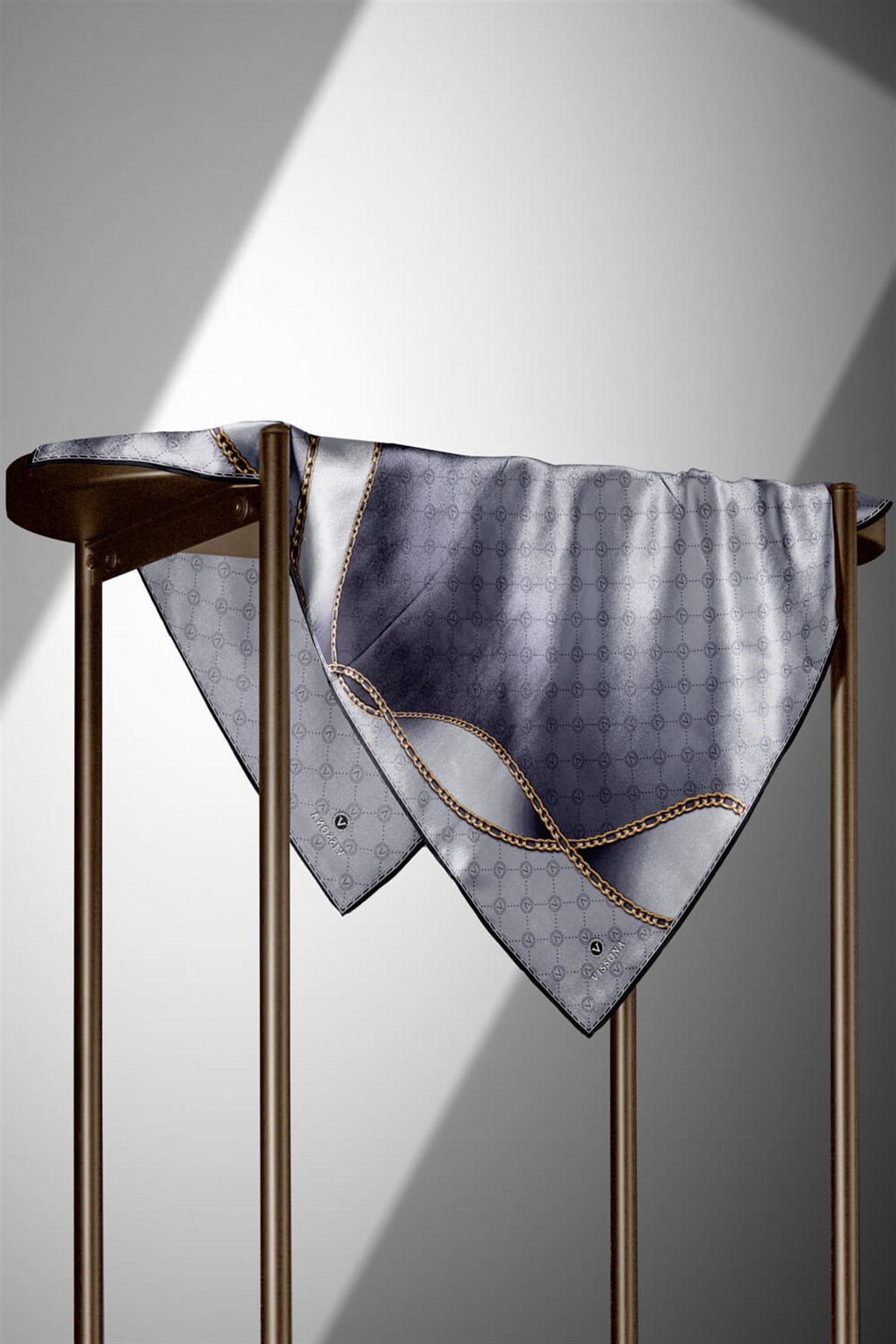 %100 Twill İpek Zincirli Ve Monogram Desenli Gümüş - Gold Renkli 90x90 Eşarp Dikim Şekli : El Dikişi