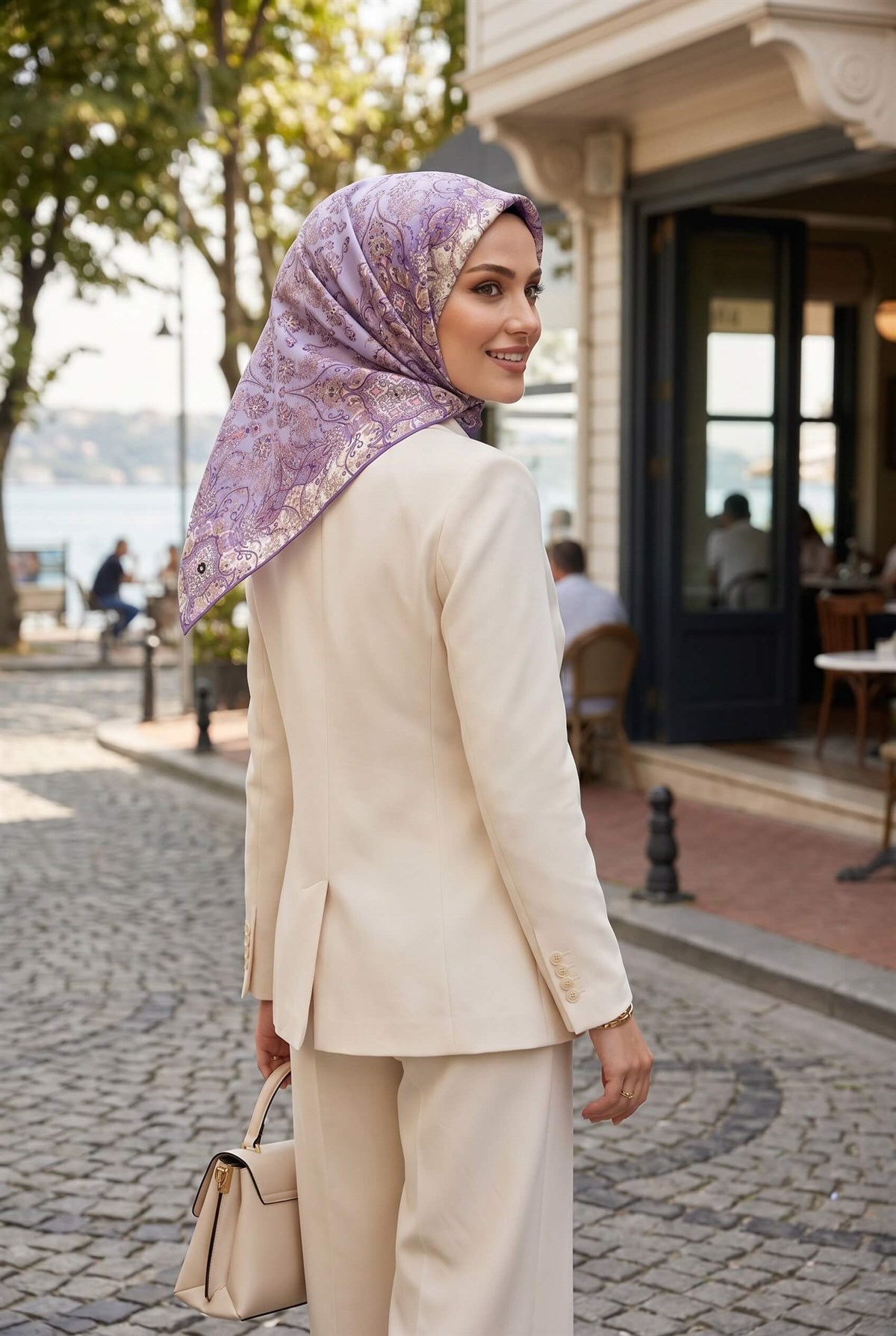 %100 Twill İpek Şal Desenli Lila Renkli 90x90 Eşarp Dikim Şekli : El Dikişi