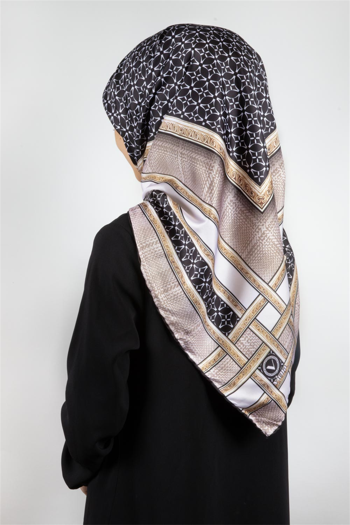 Twill Gold Bordürlü Geometrik Desenli Bej Renkli 90x90 Eşarp (İpek İçermez) Kenar Dikiş Şekli El Dikişli