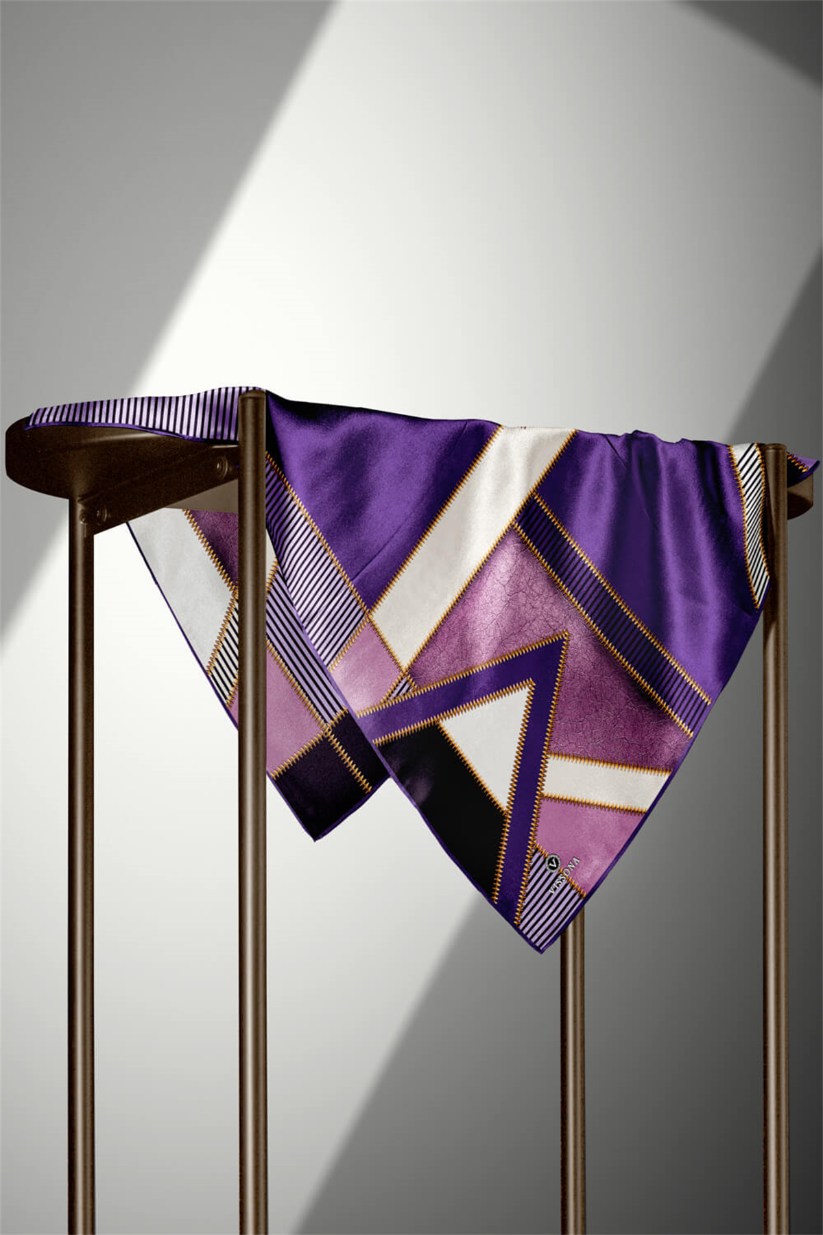 %57 İPEK % 43 VİSKON Twill İpek Geometrik Desenli Mor - Lila Renkli 90x90 Eşarp Dikim Şekli : El Dikişi