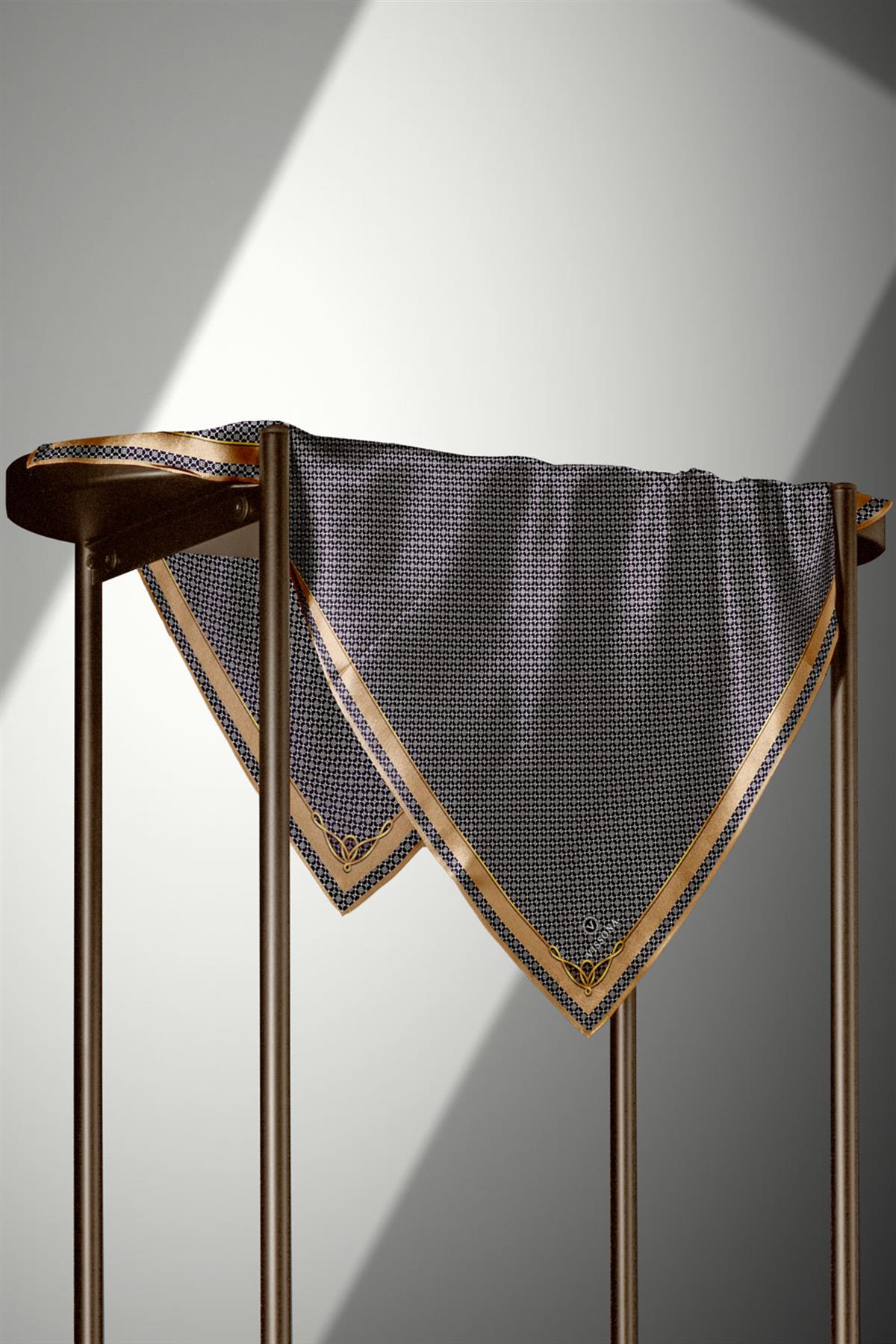 %100 Twill İpek Minik Motif Desenli Siyah - Gold Renkli 90x90 Eşarp Dikim Şekli : El Dikişi