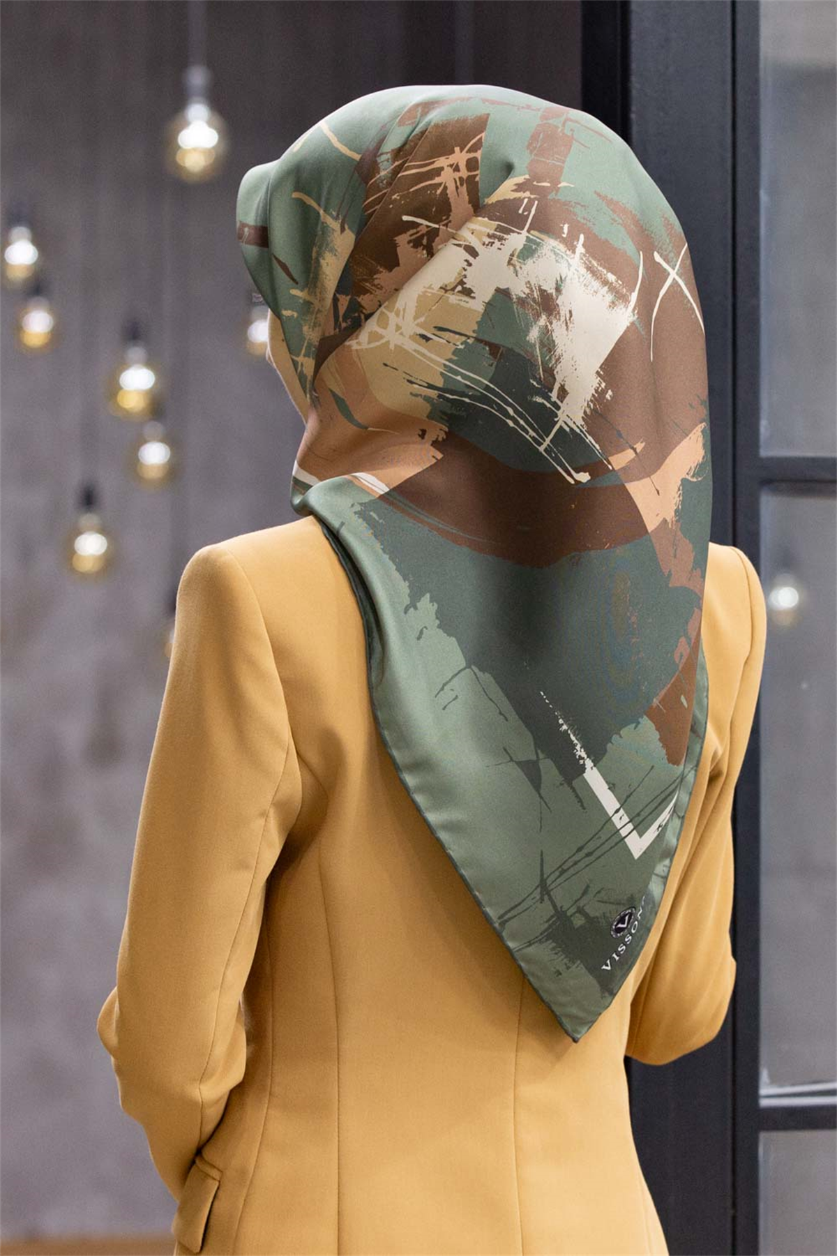 % 57 İPEK % 43 VİSKON Twill İpek Geometrik Desenli Çağla - Bakır Renkli 90x90 Eşarp Dikim Şekli : El Dikişi