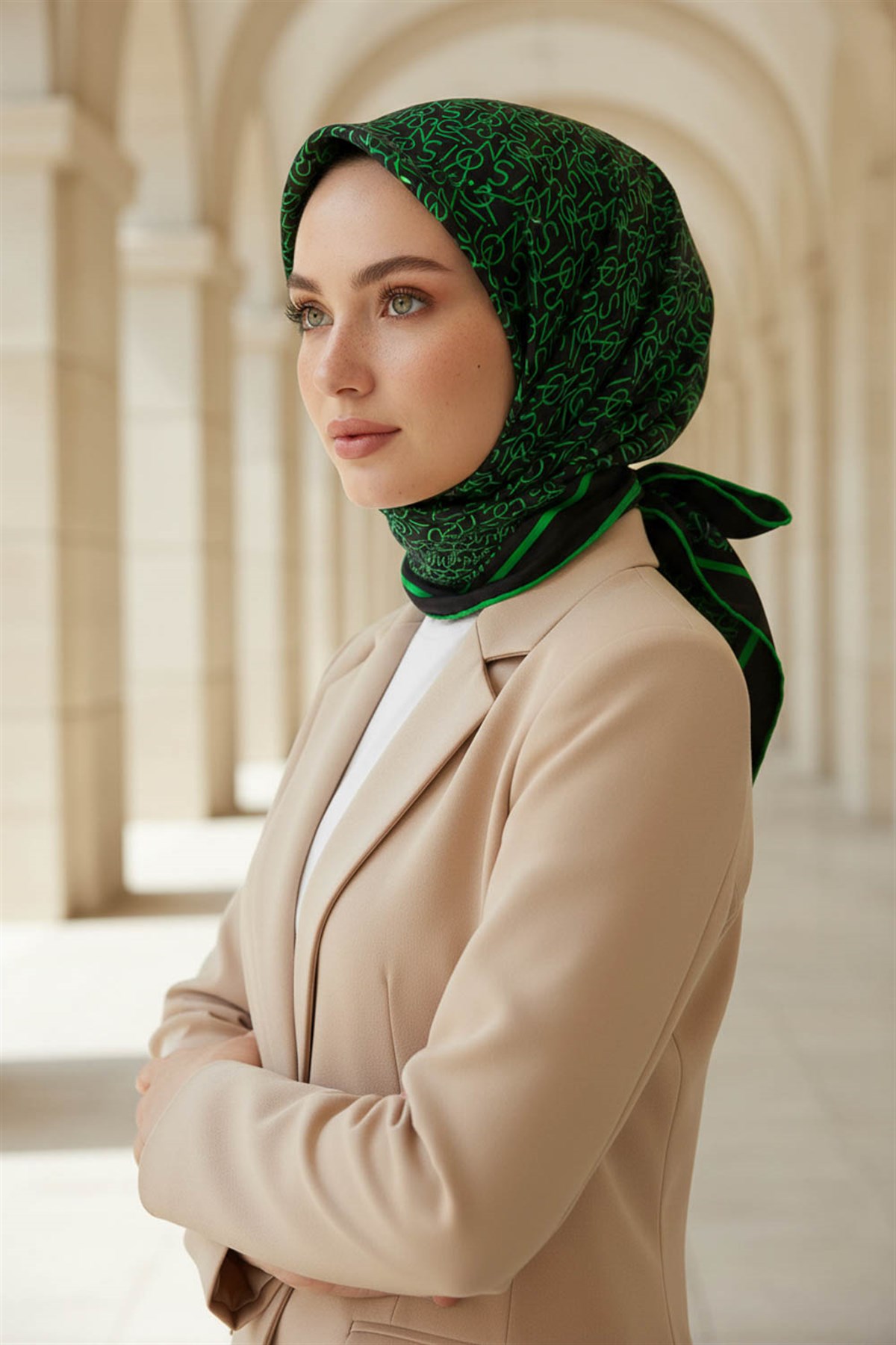 %100 Twill İpek Harf Desenli Siyah - Benetton Yeşili Renkli 90x90 Eşarp Dikim Şekli : El Dikişi