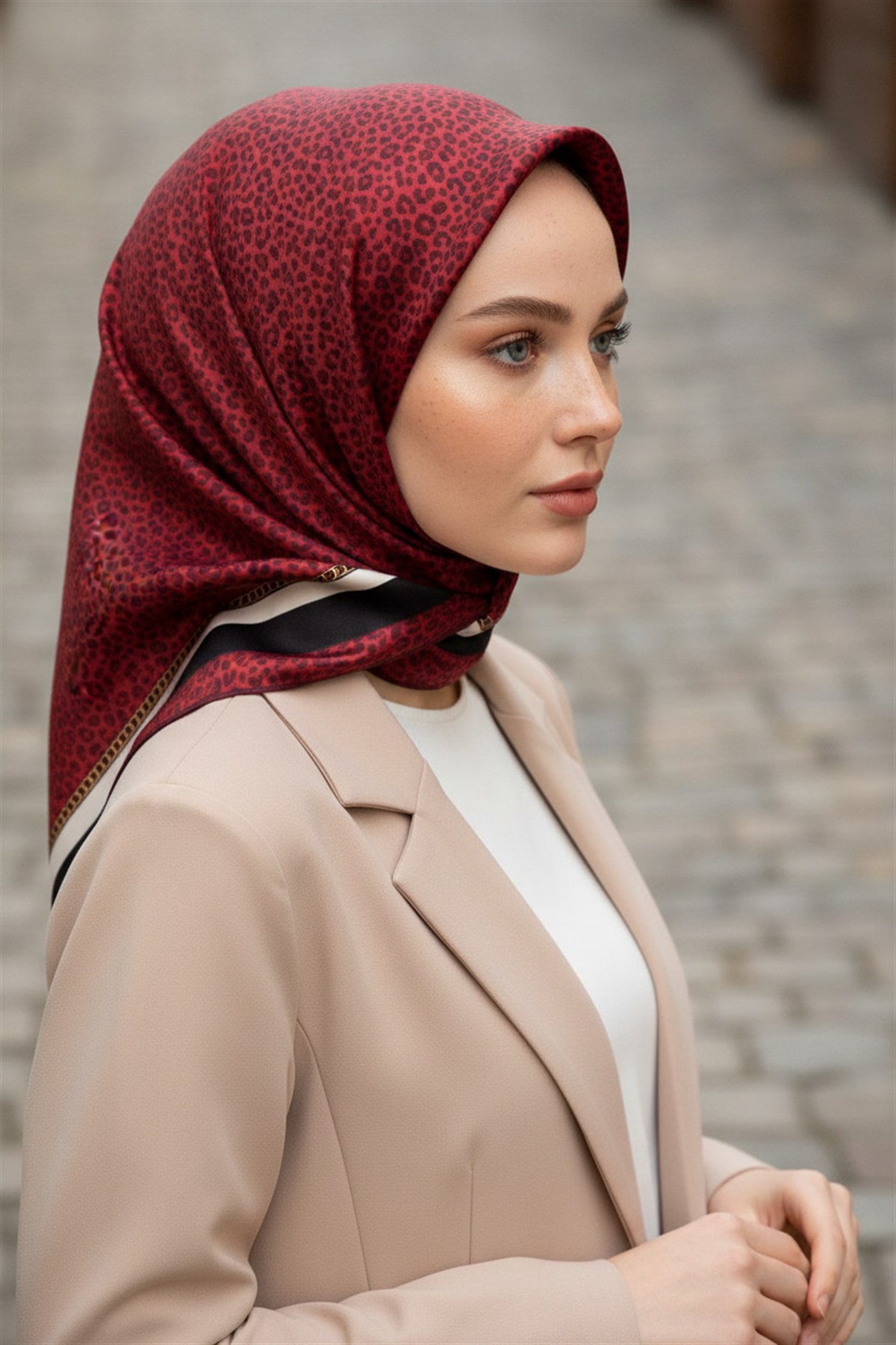 % 57 İPEK % 43 VİSKON Twill İpek Leopar Desenli Bordo Renkli 90x90 Eşarp Dikim Şekli : El Dikişi