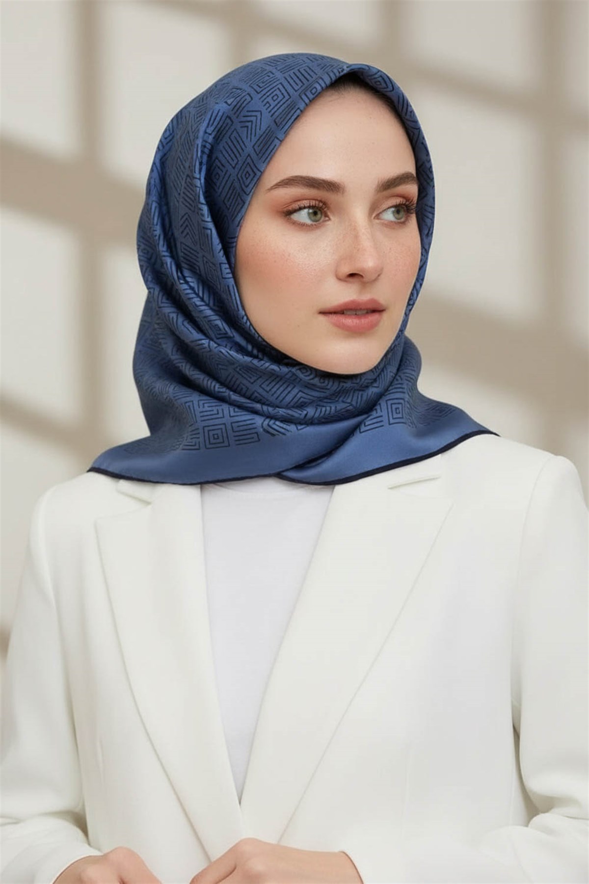 100% Twill İpek Etnik Motif Desenli İndigo - Lacivert Renkli 90x90 Dikim Şekli : El Dikişi Eşarp
