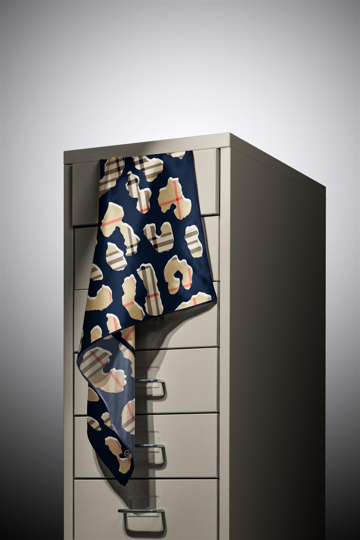 %100 Twill İpek Leopar Desenli Lacivert - Bej Renkli 90x90 Eşarp Dikim Şekli : El Dikişi