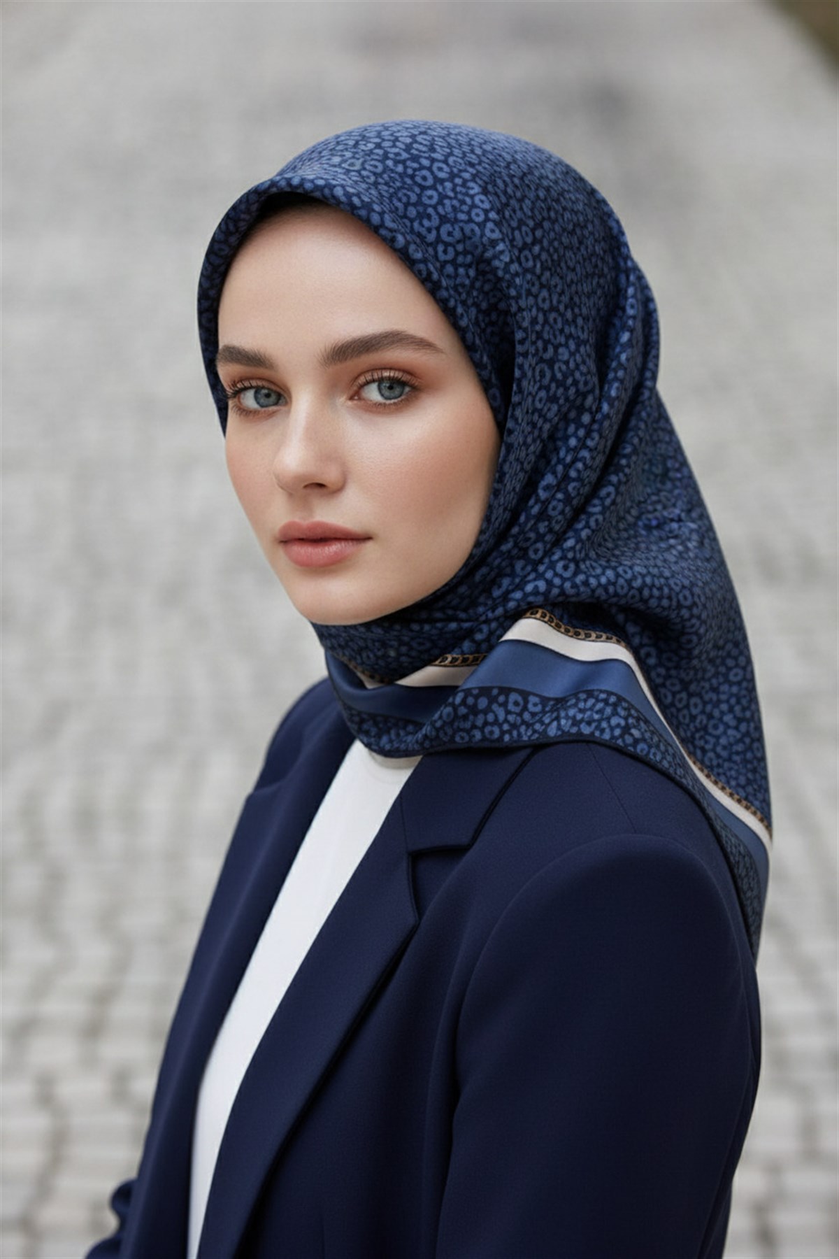 % 57 İPEK % 43 VİSKON Twill İpek Leopar Desenli Lacivert - İndigo Renkli 90x90 Eşarp Dikim Şekli : El Dikişi