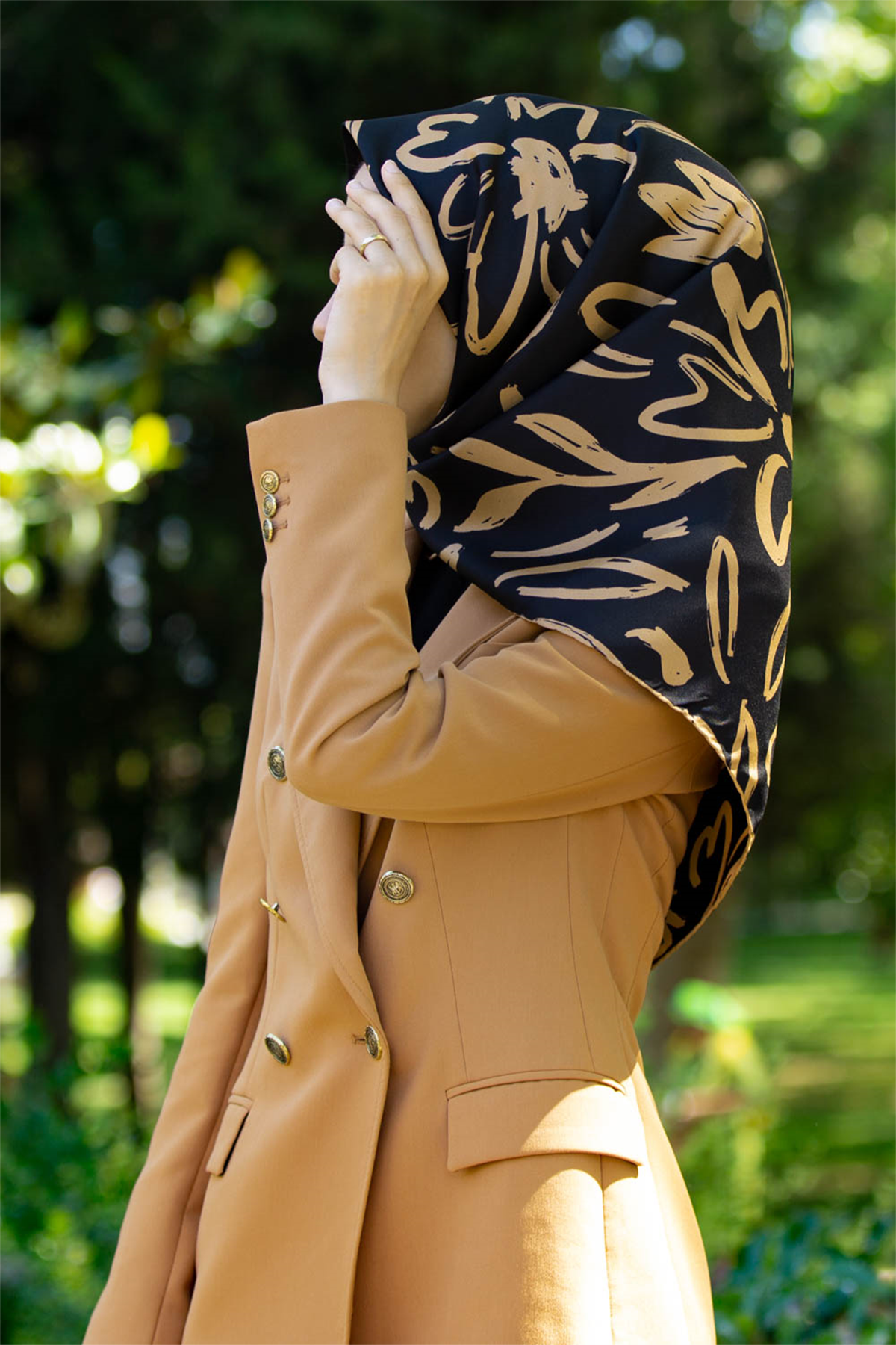 % 57 İPEK % 43 VİSKON Twill İpek Büyük Çiçek Desenli Siyah - Bej Renkli 90x90 Eşarp Dikim Şekli : El Dikişi