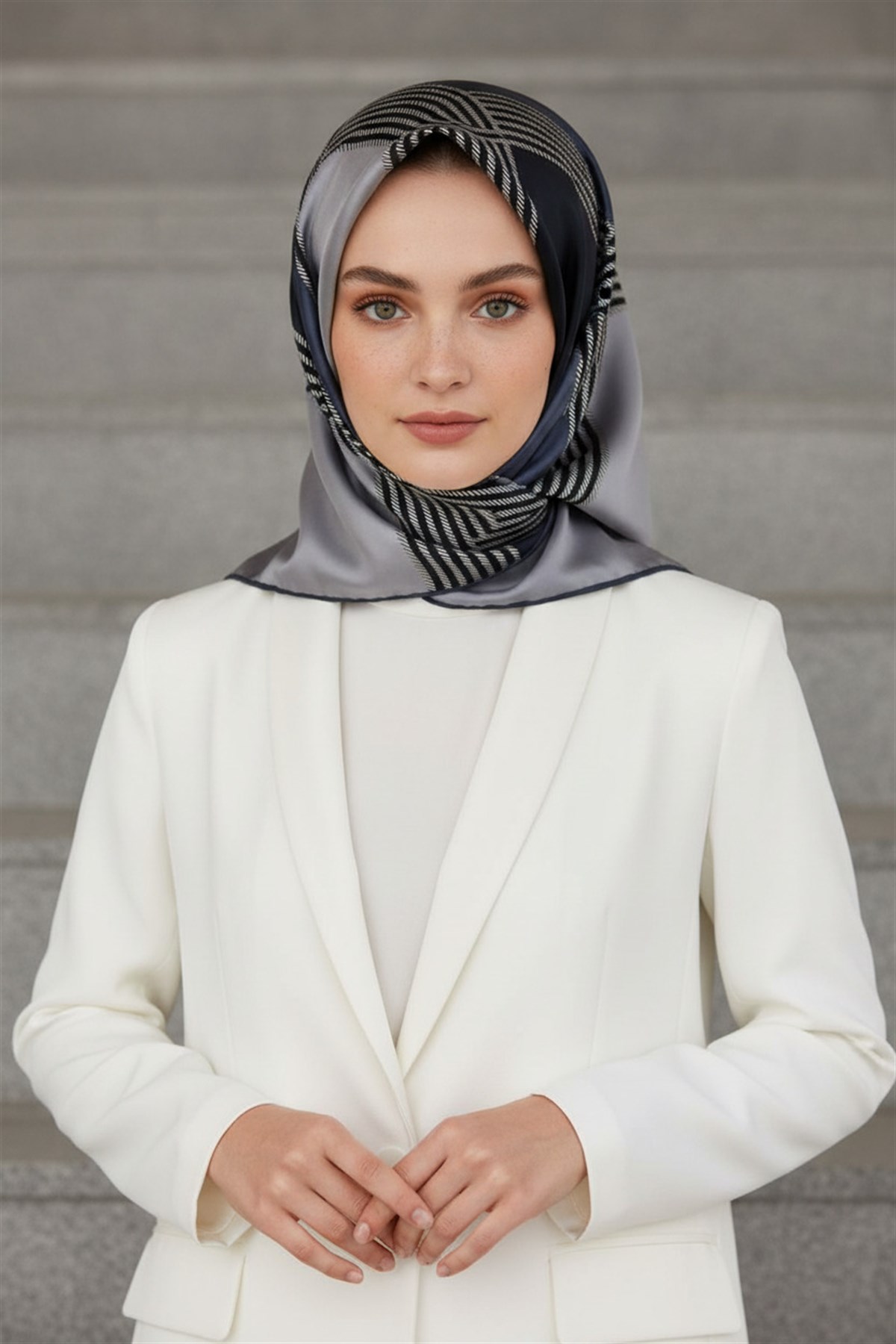 %100 Twill İpek Geometrik Desenli İndigo Renkli 90x90 Eşarp Dikim Şekli : El Dikişi