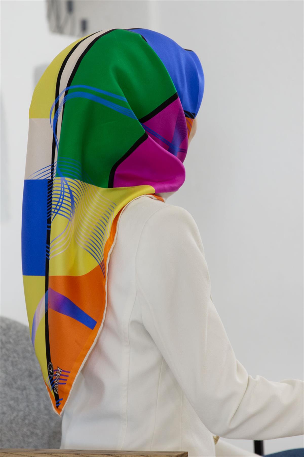 %100 Twill İpek Geometrik Desenli Turuncu - Saks Renkli 90x90 Eşarp Dikim Şekli : El Dikişi