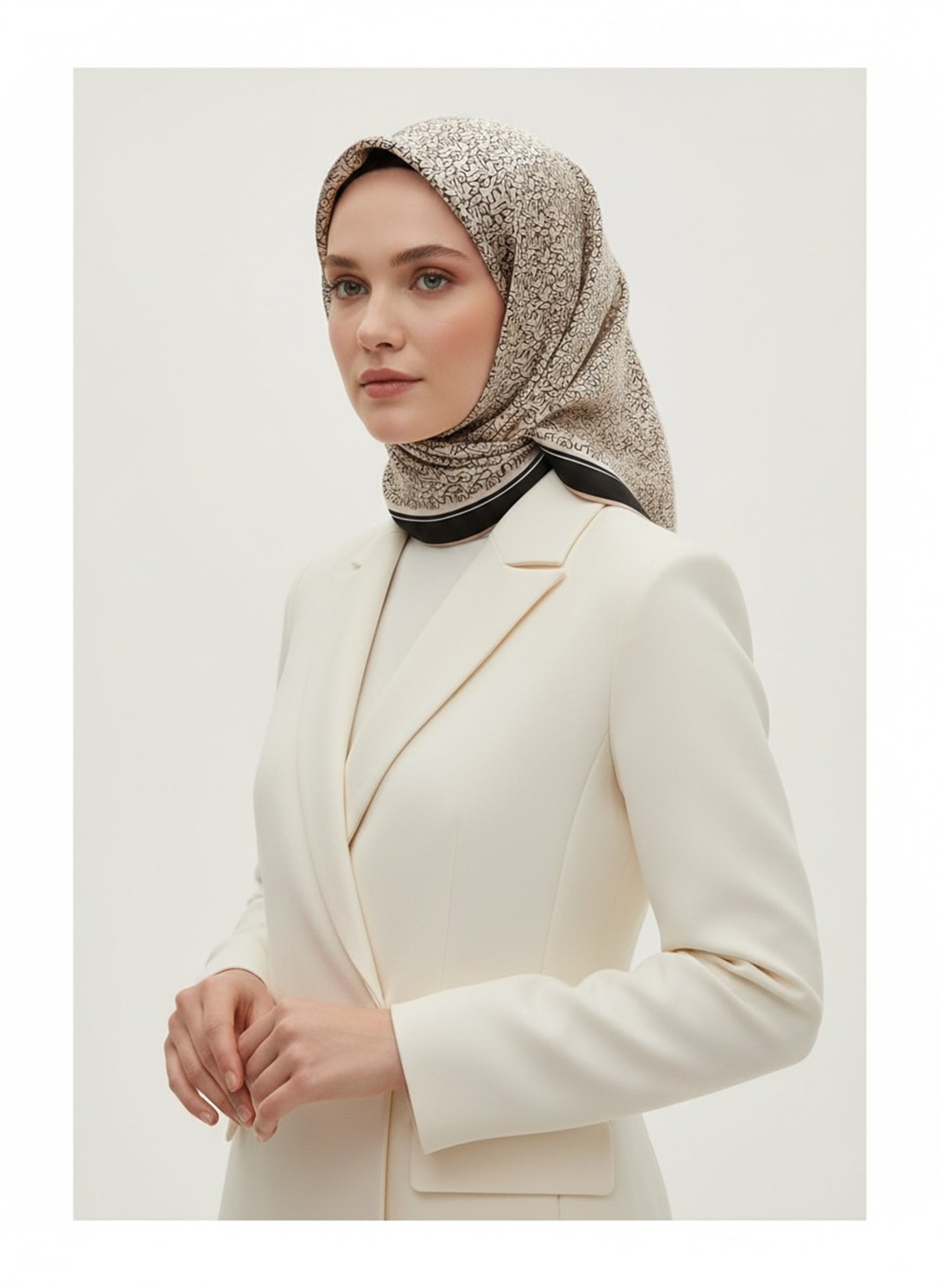 %100 Twill İpek Harf Desenli Bej - Siyah Renkli 90x90 Eşarp Dikim Şekli : El Dikişi