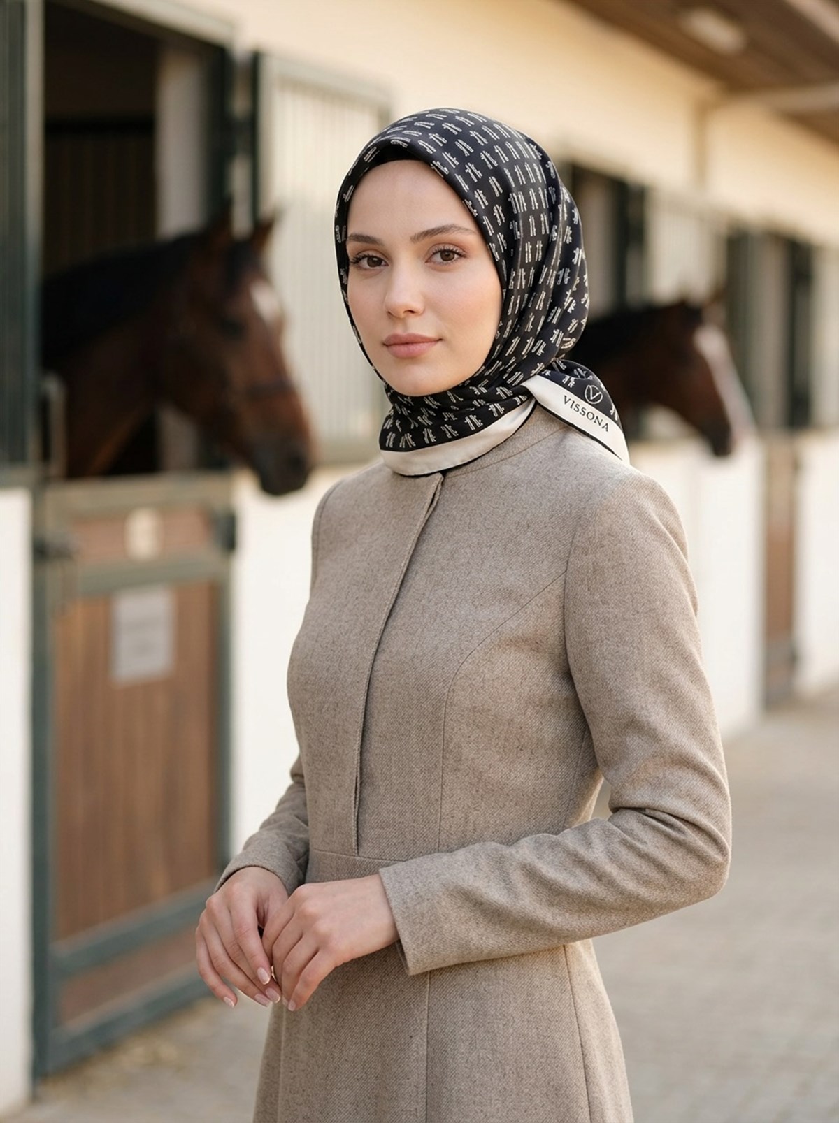 %100 Twill İpek Geometrik Desenli Siyah - Krem Renkli 90x90 Eşarp Dikim Şekli : El Dikişi