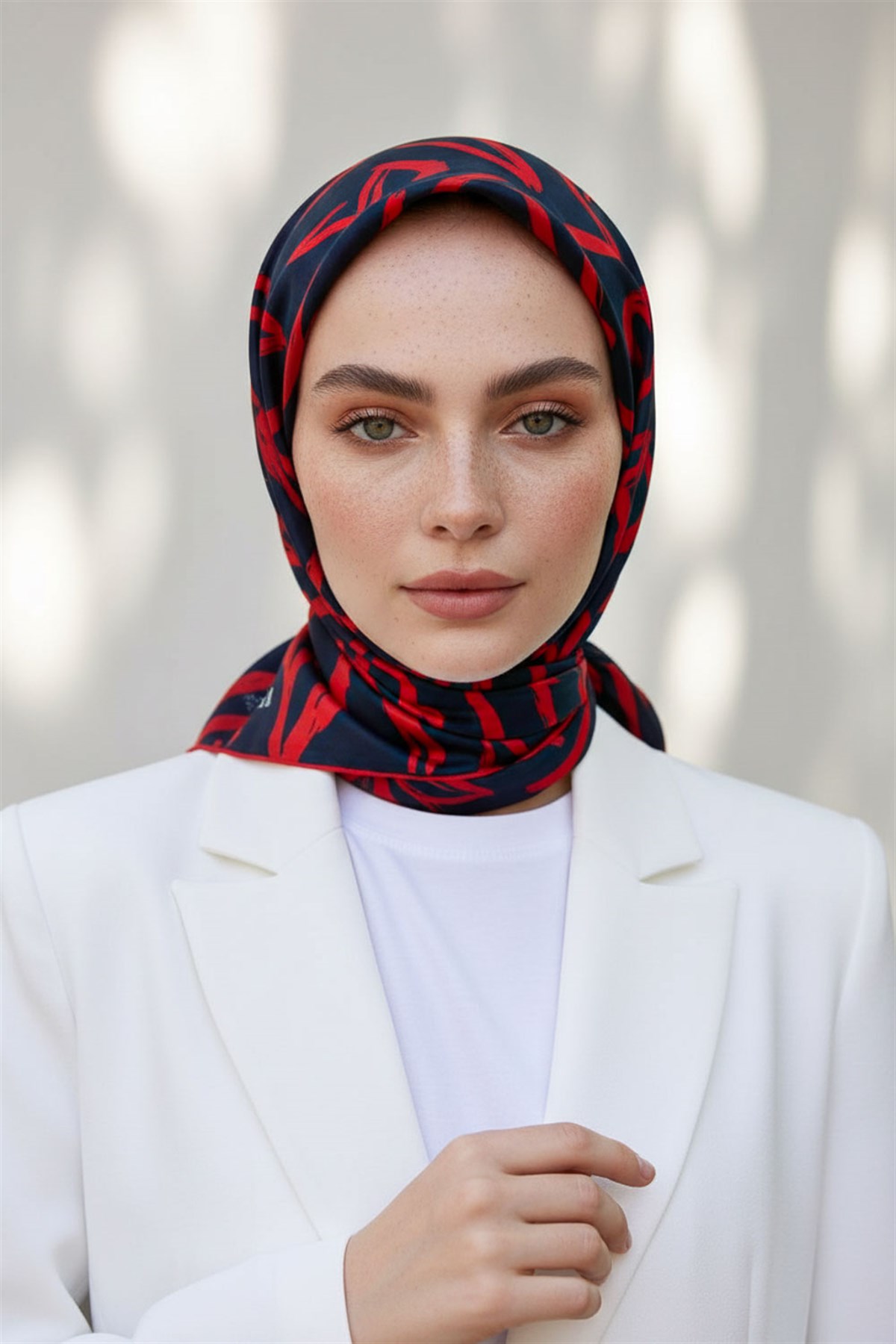 % 57 İPEK % 43 VİSKON Twill İpek Büyük Çiçek Desenli Lacivert - Kırmızı Renkli 90x90 Eşarp Dikim Şekli : El Dikişi