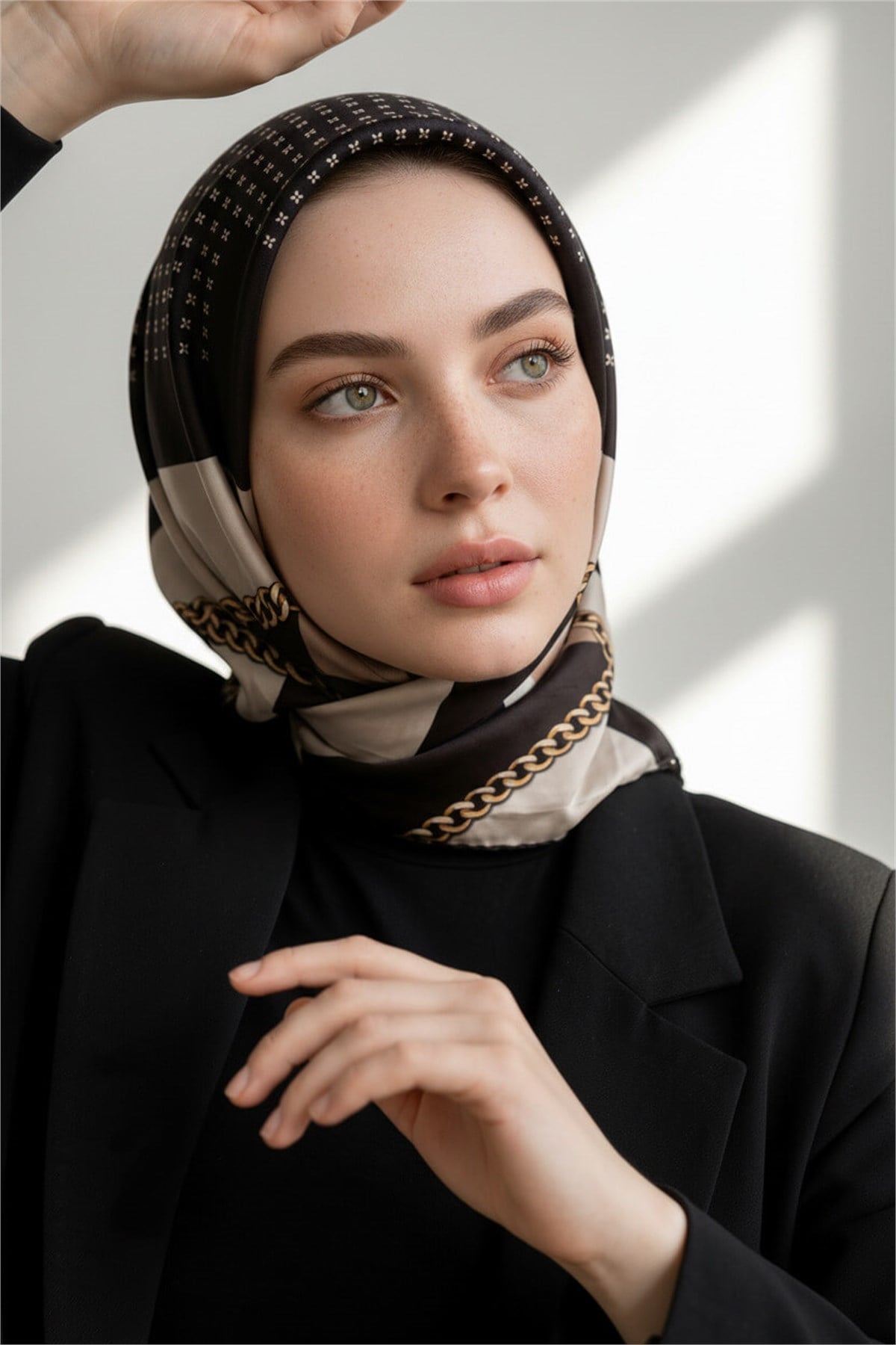 %100 Twill İpek Geometrik Desenli Siyah - Krem Renkli 90x90 Eşarp Dikim Şekli : El Dikişi