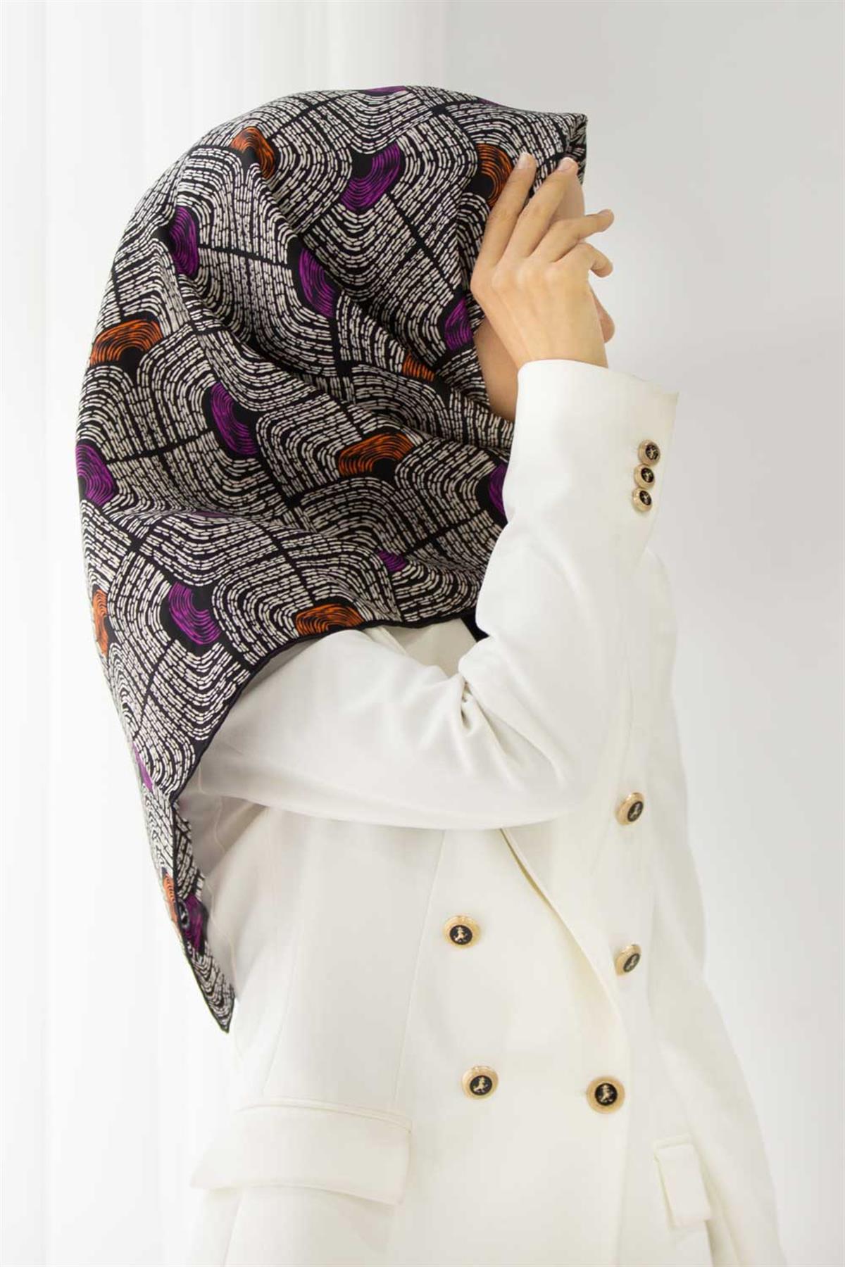 %100 Twill İpek Geometrik Desenli Mürdüm - Siyah Renkli 90x90 Eşarp Dikim Şekli : El Dikişi