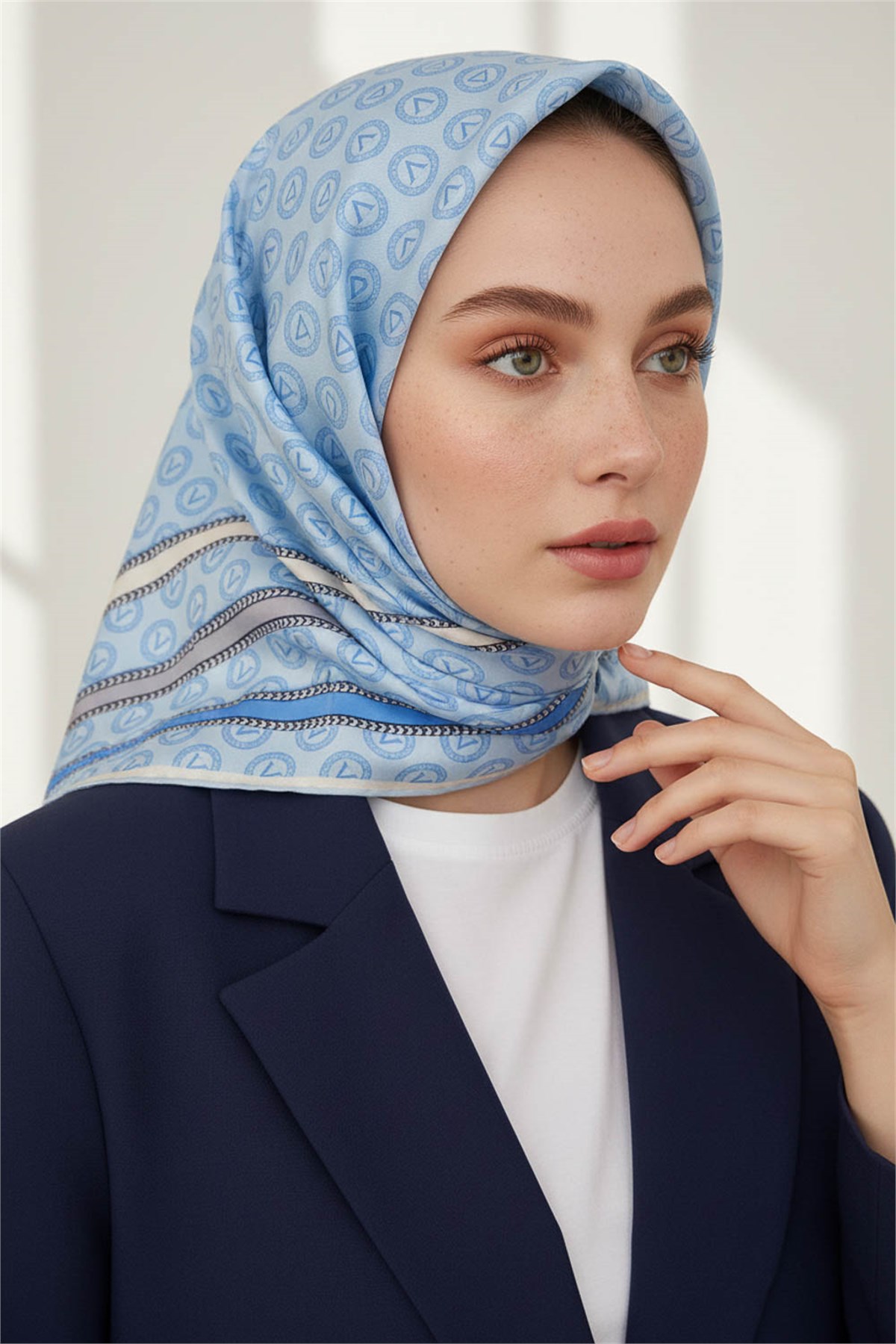 %100 Twill İpek Monogram Desenli Bebe Mavisi - İndigo Renkli 90x90 Eşarp Dikim Şekli : El Dikişi