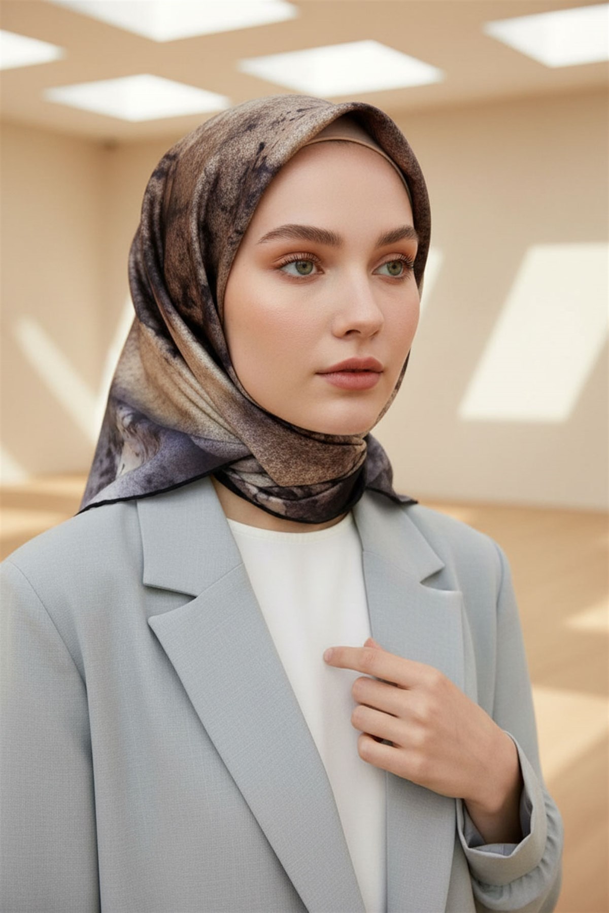 % 57 İPEK % 43 VİSKON Twill İpek Dokulu Ve Geometrik Desenli Pudra - Gri Renkli 90x90 Eşarp Dikim Şekli : El Dikişi