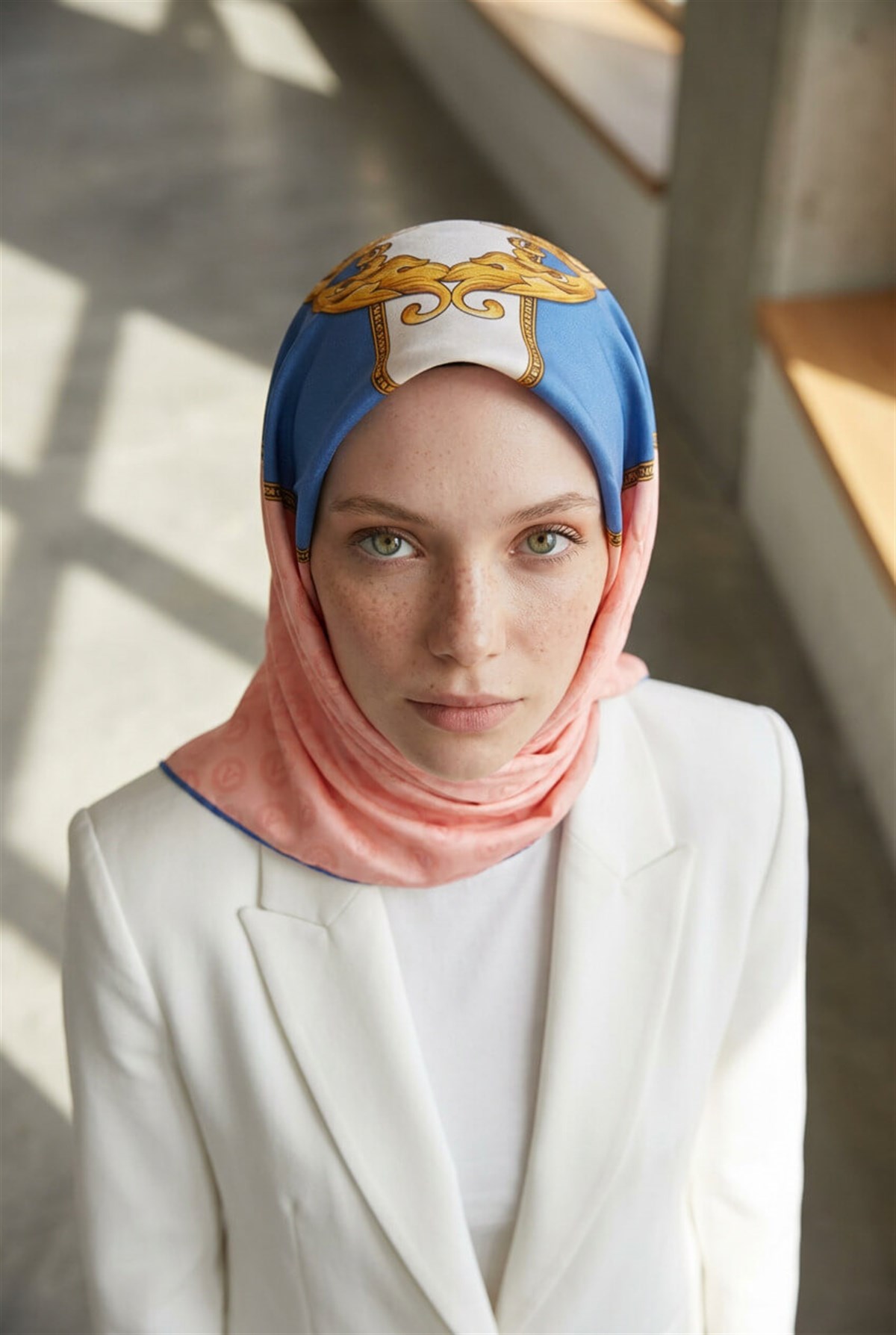 %100 Twill İpek Monogram Ve Barok Desenli Bebe Mavisi - Pudra Renkli 90x90 Eşarp Dikim Şekli : El Dikişi