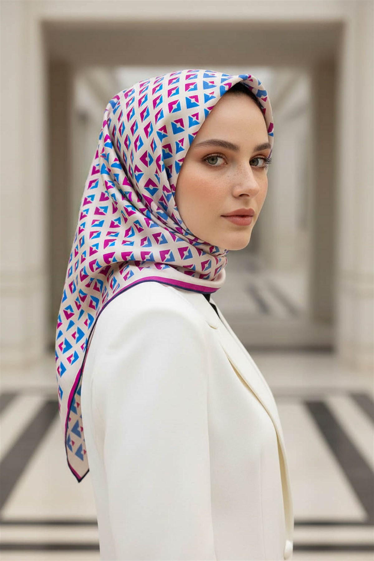 %100 Twill İpek Geometrik Desenli Saks - Fuşya Renkli 90x90 Eşarp Dikim Şekli : El Dikişi