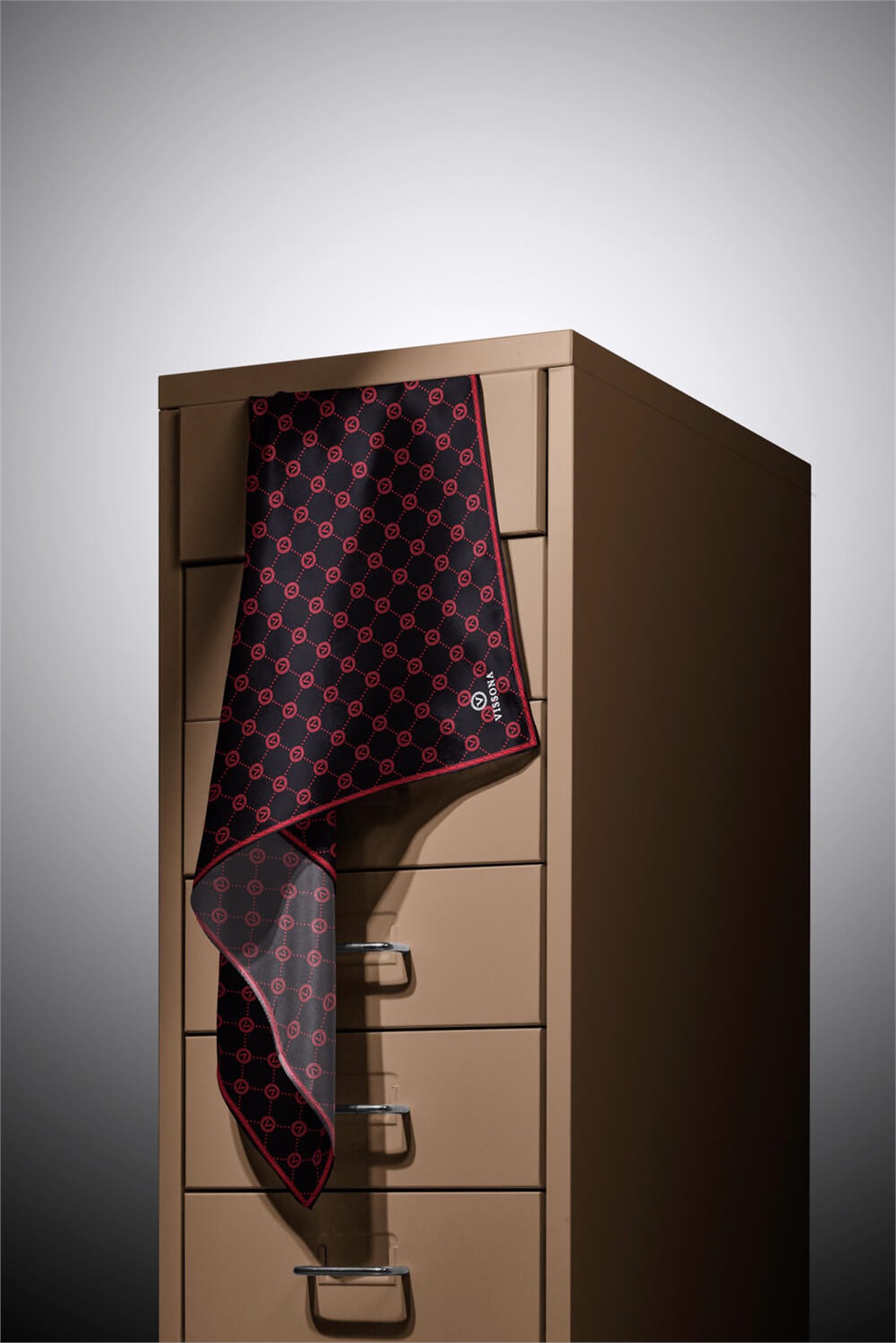 %100 Twill İpek Monogram Desenli Siyah - Kırmızı Renkli 90x90 Eşarp Dikim Şekli : El Dikişi