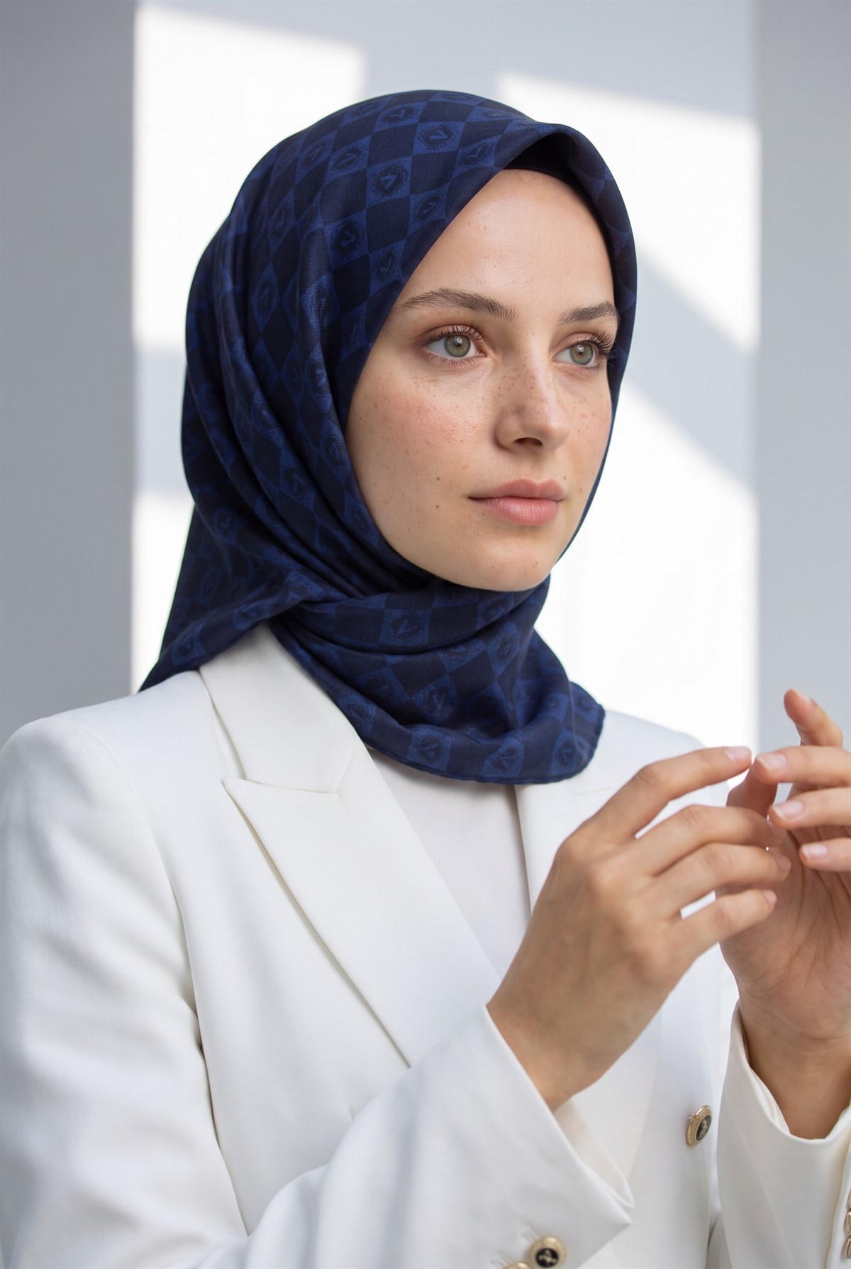 %100 Twill İpek Monogram Desenli Lacivert Renkli 90x90 Eşarp Dikim Şekli : El Dikişi