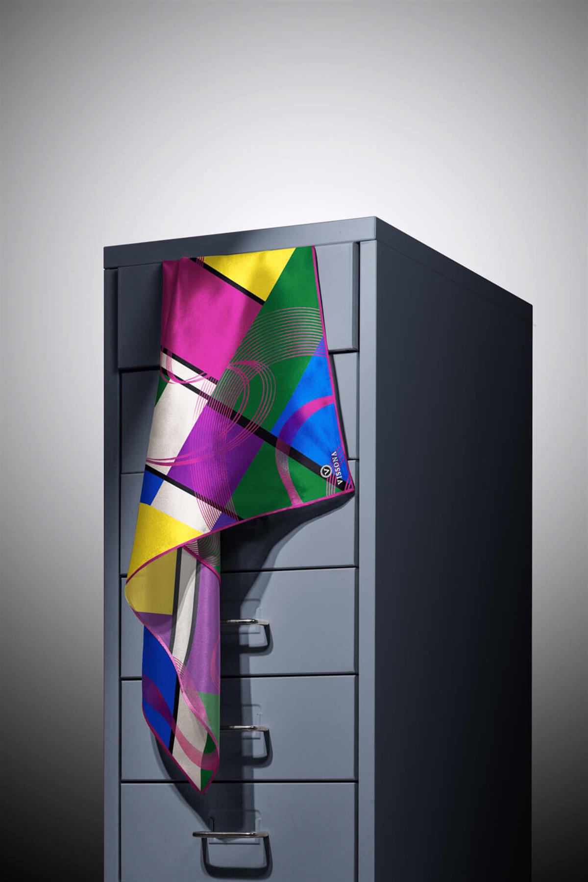 %100 Twill İpek Geometrik Desenli Zümrüt Yeşili - Fuşya Renkli 90x90 Eşarp Dikim Şekli : El Dikişi