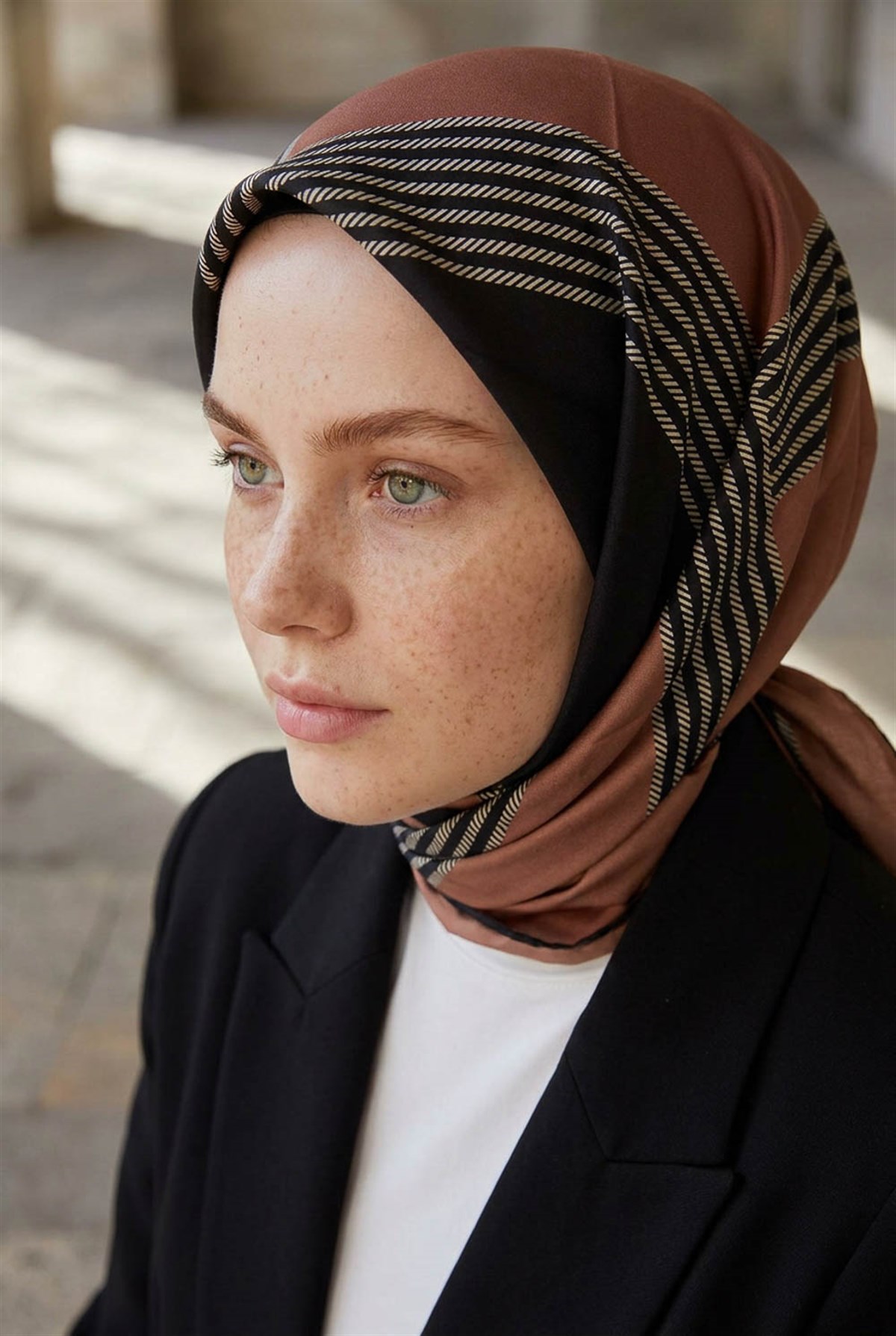 %100 Twill İpek Geometrik Desenli Bakır Renkli 90x90 Eşarp Dikim Şekli : El Dikişi