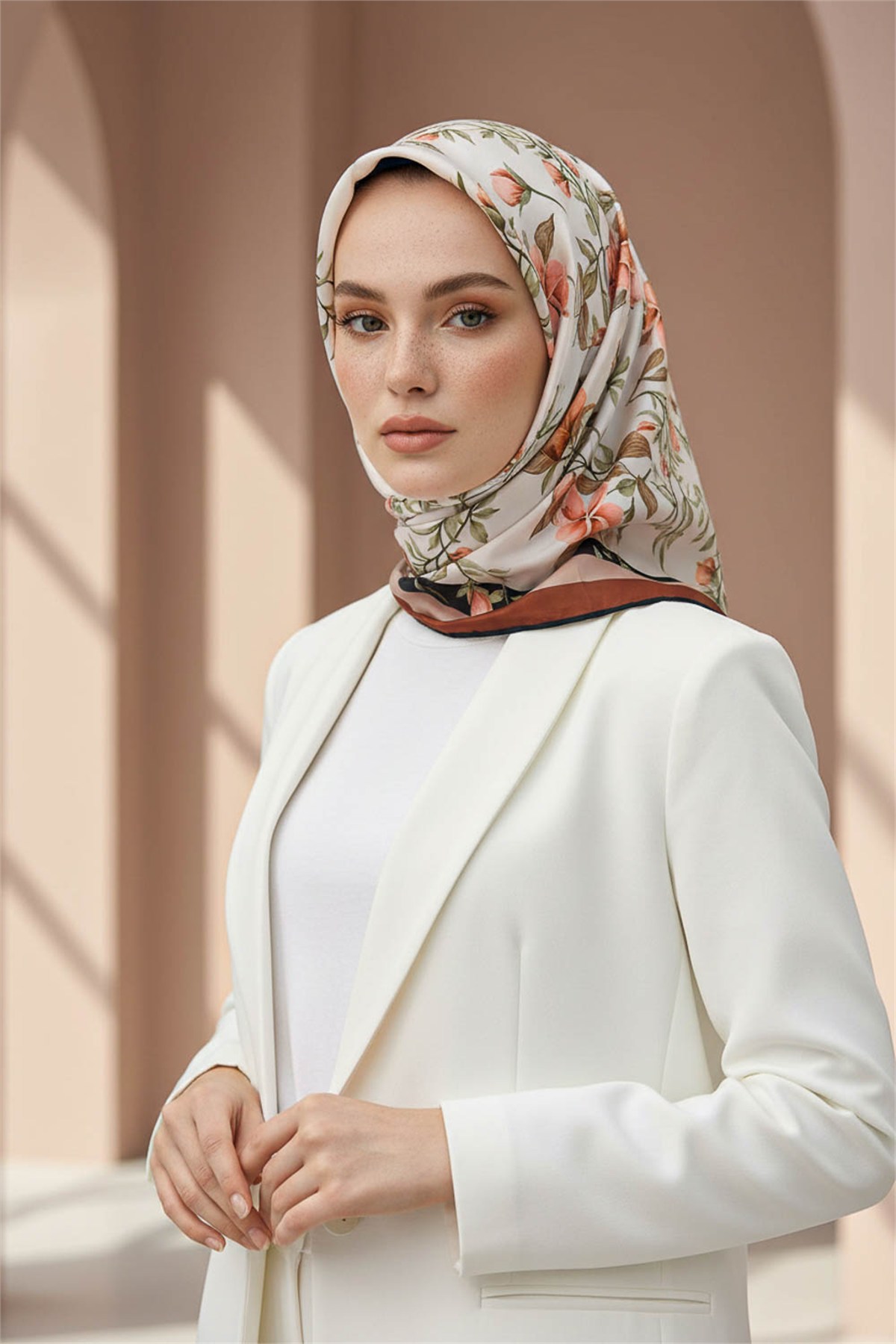 Rayon Çiçek Desenli Taba Renkli 90x90 Eşarp (İpek İçermez) Dikim Şekli : El Dikişi