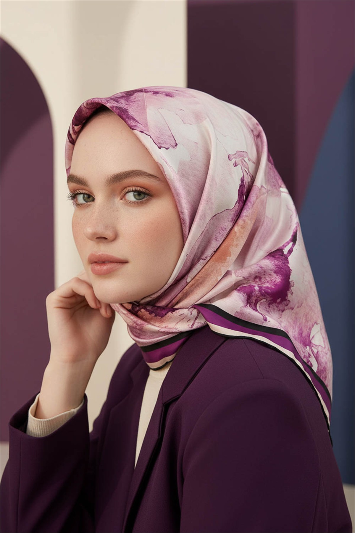 Rayon Sulu Boya Çiçek Desenli Mürdüm Renkli 90x90 Dikim Şekli : El Dikişi Eşarp (İpek İçermez)