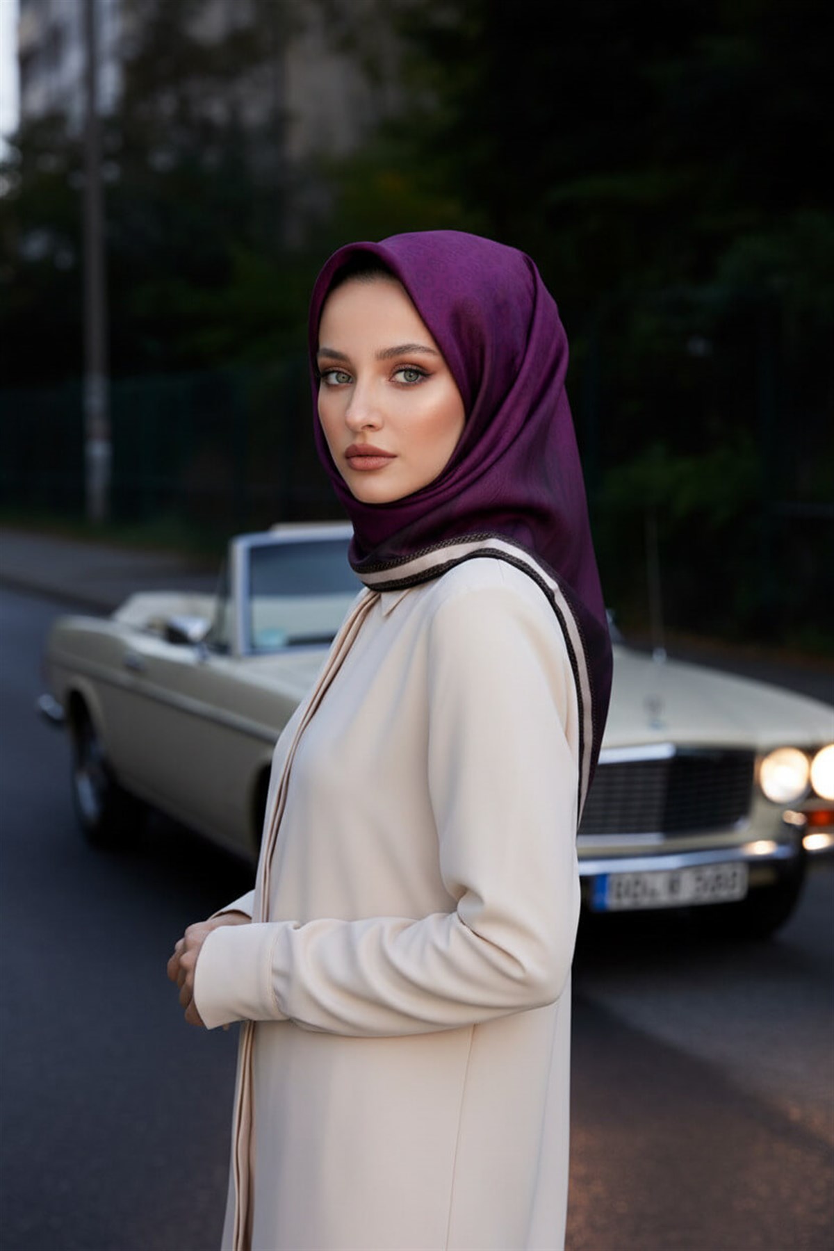 100% Twill İpek Monogram Desenli Mürdüm Renkli 90x90 Dikim Şekli : El Dikişi Eşarp