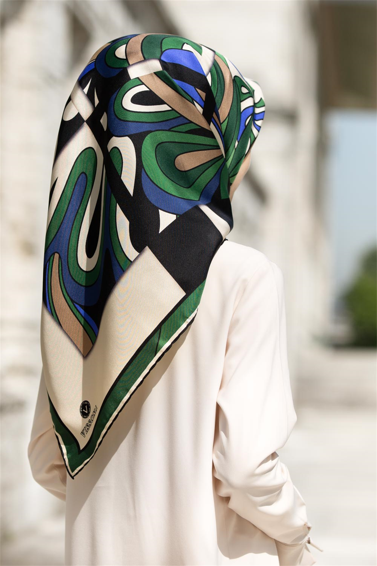 % 57 İPEK % 43 VİSKON Twill İpek Geometrik Desenli Saks - Zümrüt Yeşili Renkli 90x90 Dikim Şekli : El Dikişi Eşarp