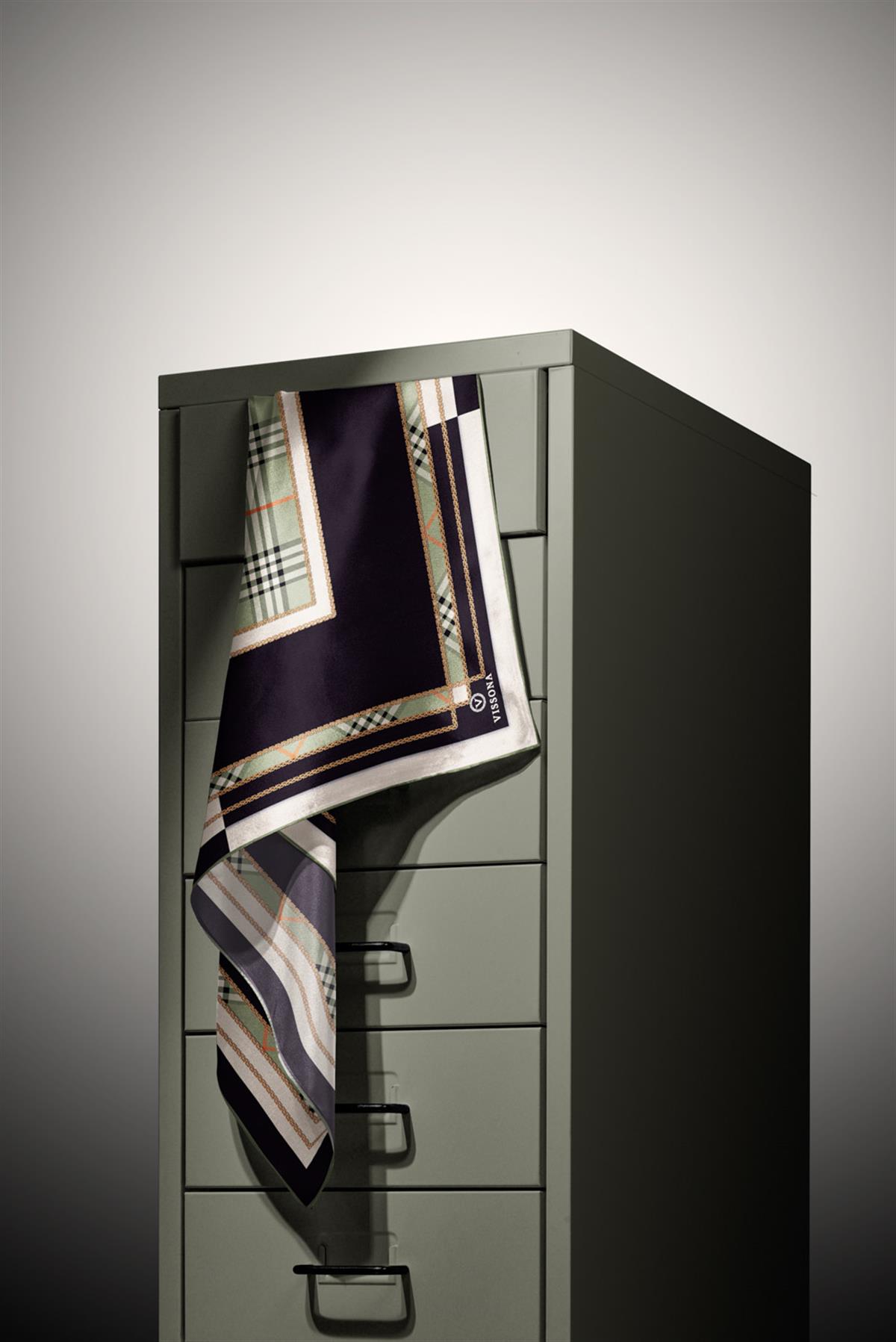 %100 Twill İpek Ekose Desenli Çağla Yeşili Renkli 90x90 Eşarp Dikim Şekli : El Dikişi