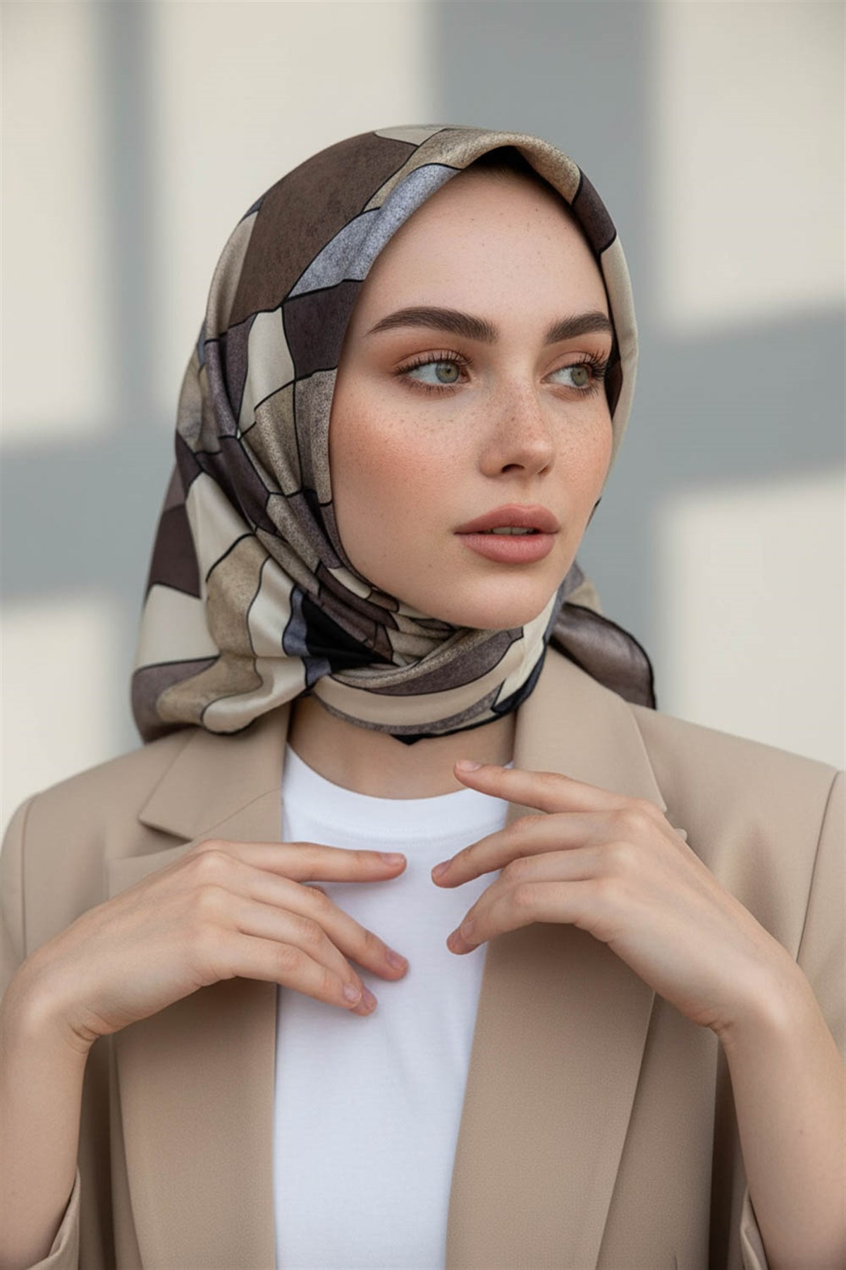 %100 Twill İpek Geometrik Desenli Gri - Bej Renkli 90x90 Eşarp Dikim Şekli : El Dikişi