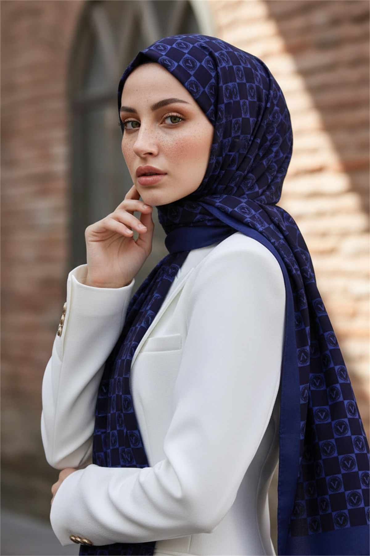KREP MONOGRAM DESENLİ LACİVERT - İNDİGO RENKLİ 75X195 KIRIŞMAZ ŞAL